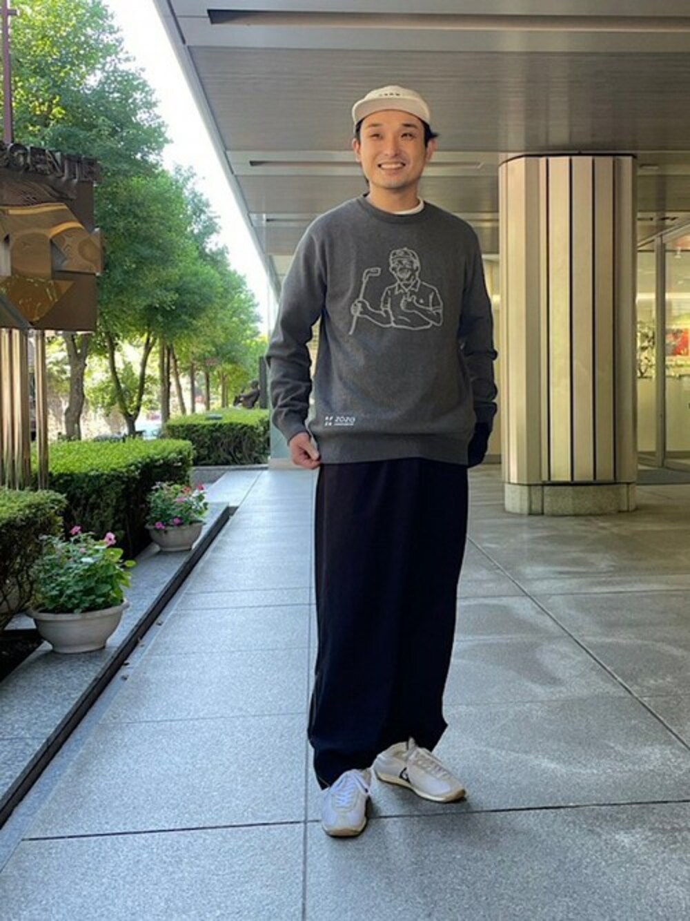 グレー系のニット/セーター、ブラック系のその他パンツ、ホワイト系のシャツ/ブラウスを着用したメンズの秋コーディネートの1枚目の写真