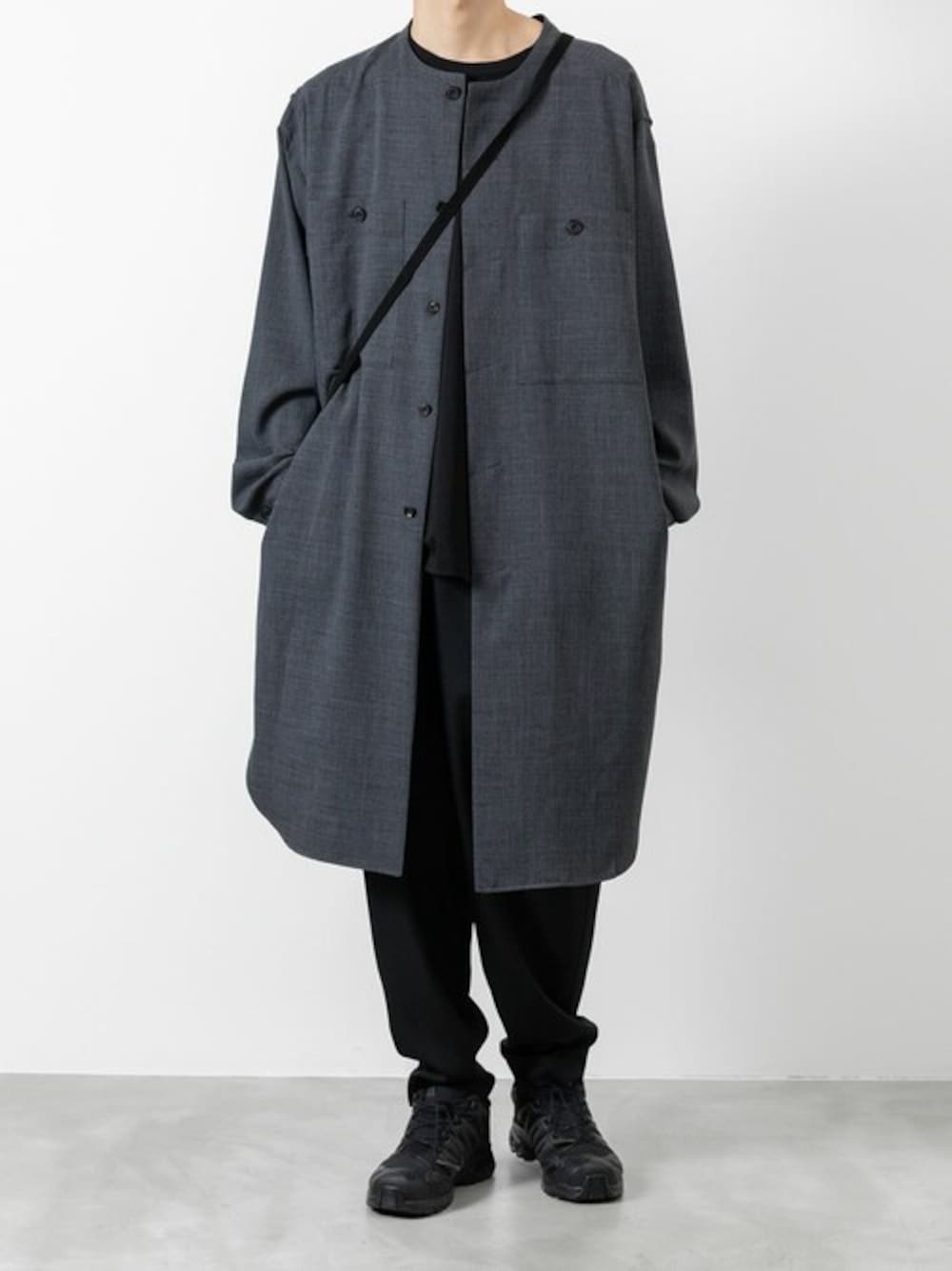 グレー系のシャツ/ブラウス、ブラック系のその他パンツを着用したメンズの春コーディネートの1枚目の写真