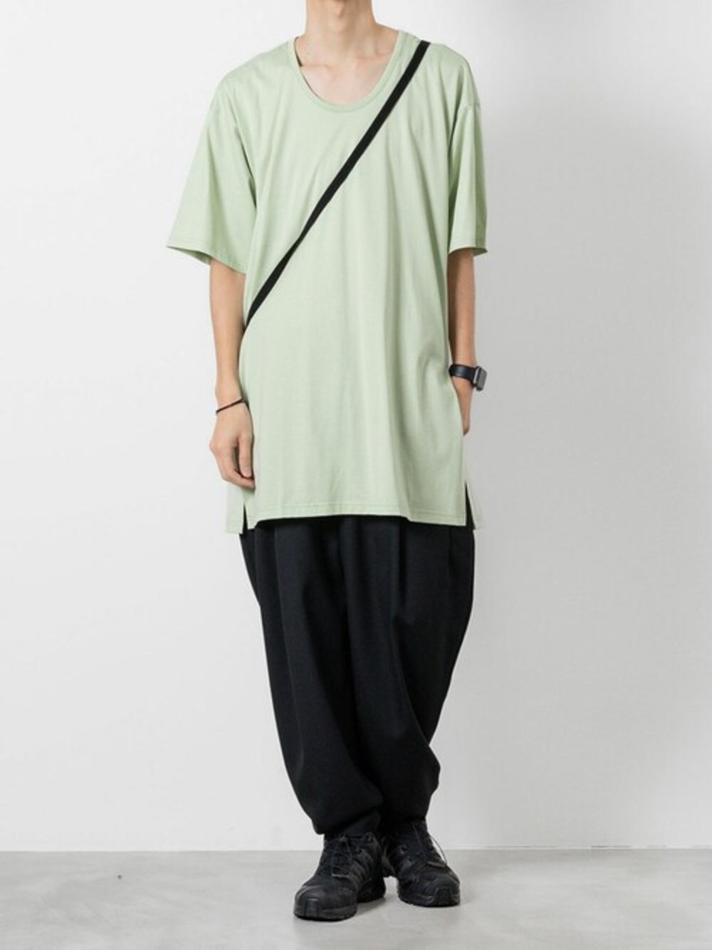 グリーン系のTシャツ/カットソー、ブラック系のその他パンツを着用したメンズの夏コーディネートの1枚目の写真