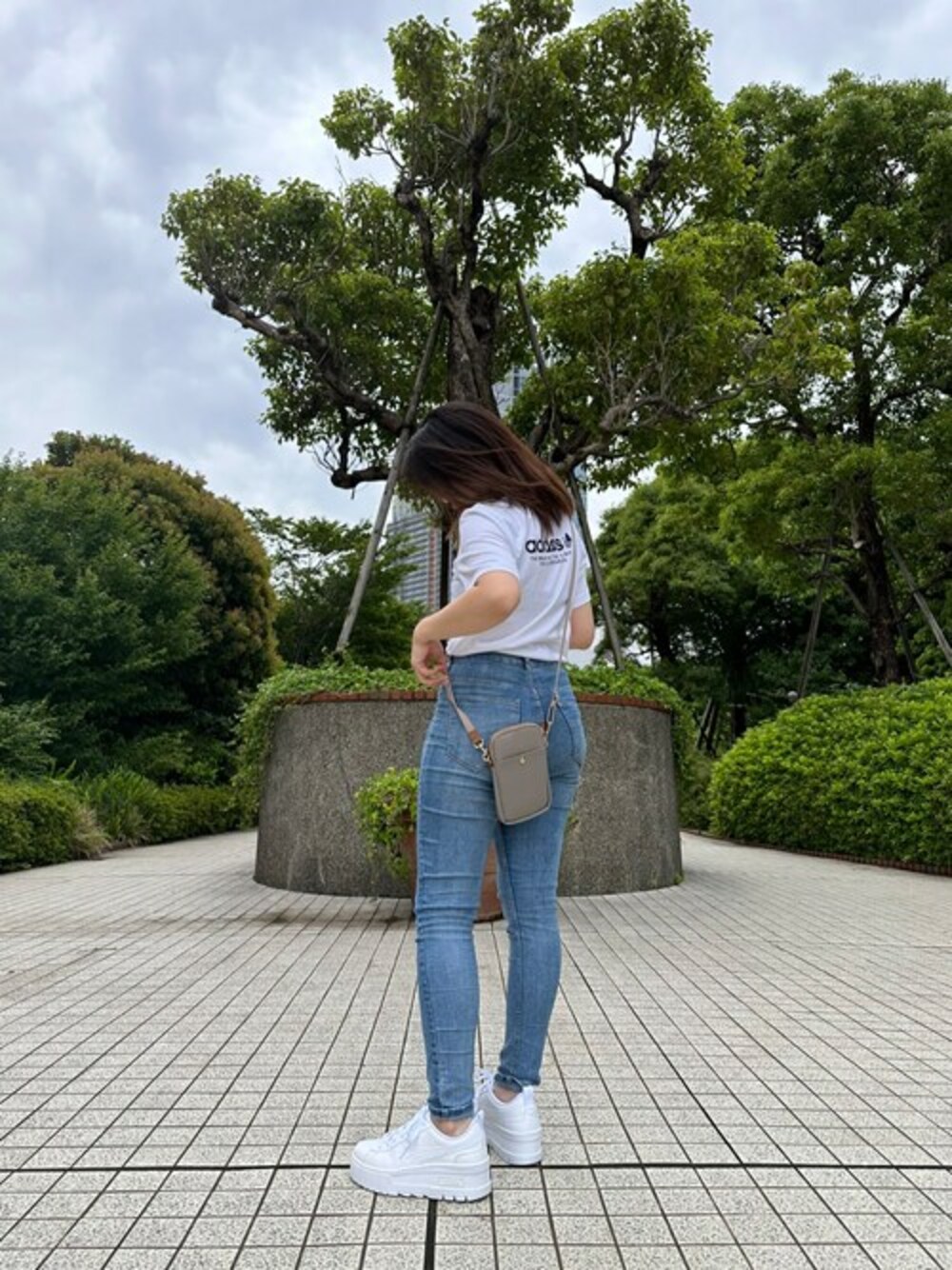 「Breath TOPKAPIのRHOMBUS/ランバス スマホ ショルダー バッグ（ショルダーバッグ、グレー系）」を使った、マスターさん（レディース・160cm）の夏コーディネートの1枚目の写真