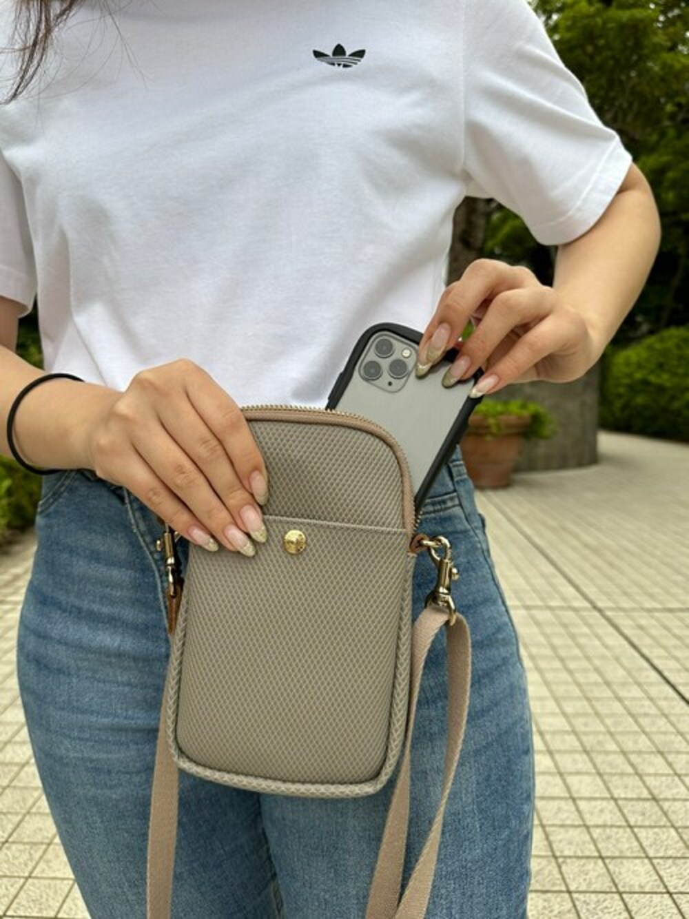 「Breath TOPKAPIのRHOMBUS/ランバス スマホ ショルダー バッグ（ショルダーバッグ、グレー系）」を使った、マスターさん（レディース・160cm）の夏コーディネートの1枚目の写真