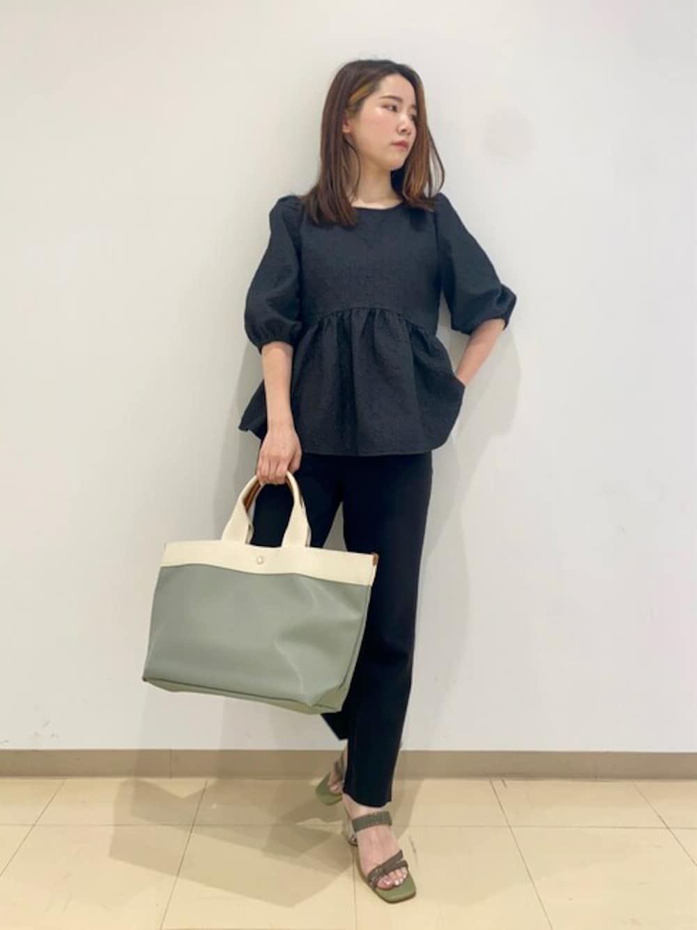 「Breath TOPKAPIの【Breath TOPKAPI /ブレス トプカピ】【A4対応】【撥水】リプル ネオレザー A4トートバッグ（トートバッグ、グリーン系）」を使った、マスターさん（レディース・150cm）の夏コーディネートの1枚目の写真