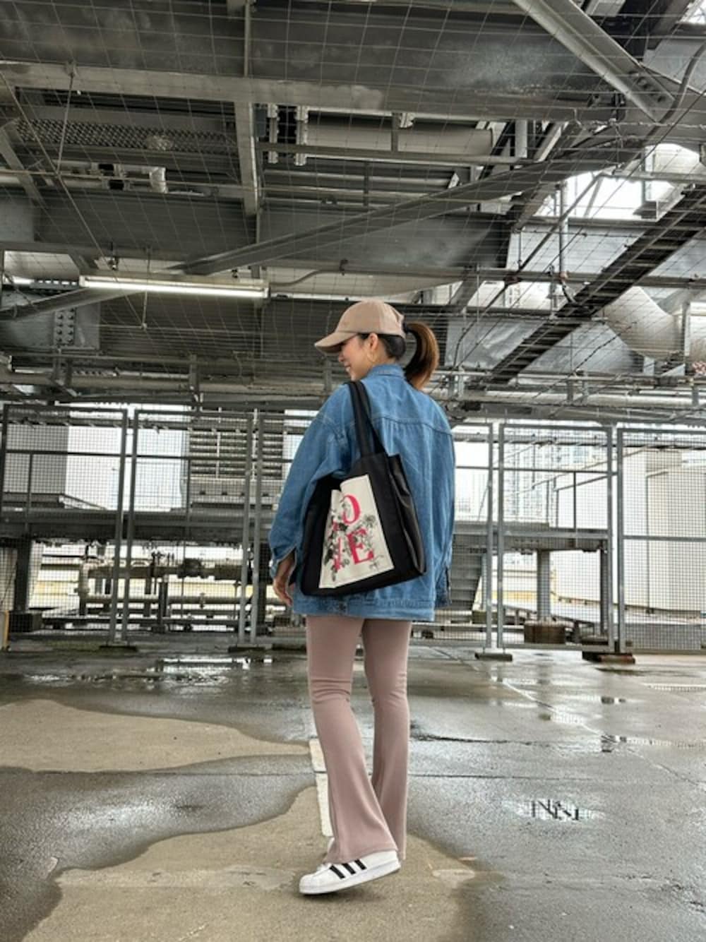 「TREASURE TOPKAPIの【TREASURE TOPKAPI】LOVE&PEACE ロゴプリント マーケット A4 トートバッグ（トートバッグ、ブラック系）」を使った、マスターさん（レディース・160cm）の夏コーディネートの1枚目の写真