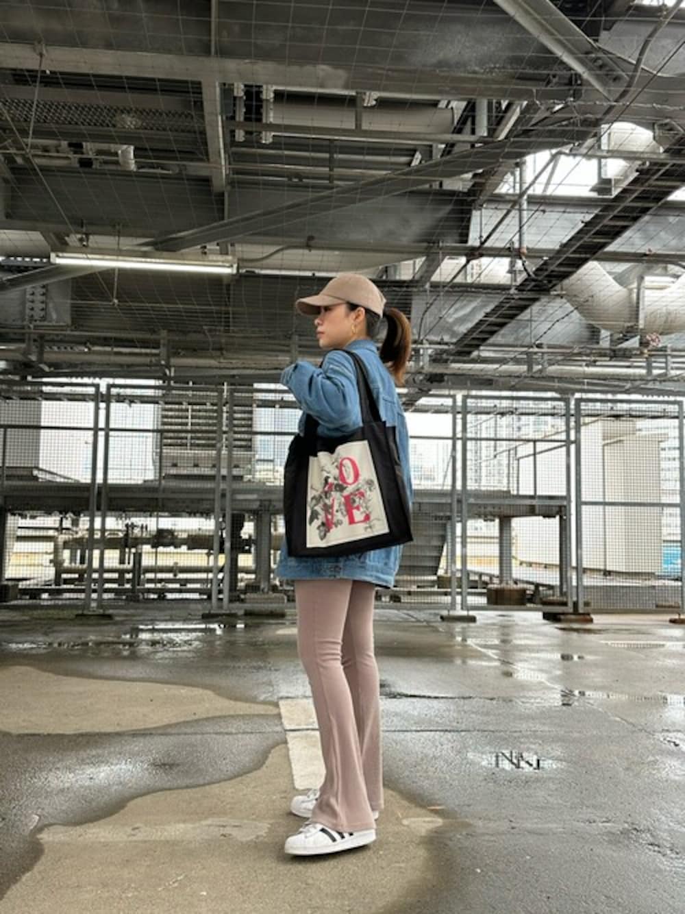 「TREASURE TOPKAPIの【TREASURE TOPKAPI】LOVE&PEACE ロゴプリント マーケット A4 トートバッグ（トートバッグ、ブラック系）」を使った、マスターさん（レディース・160cm）の夏コーディネートの1枚目の写真