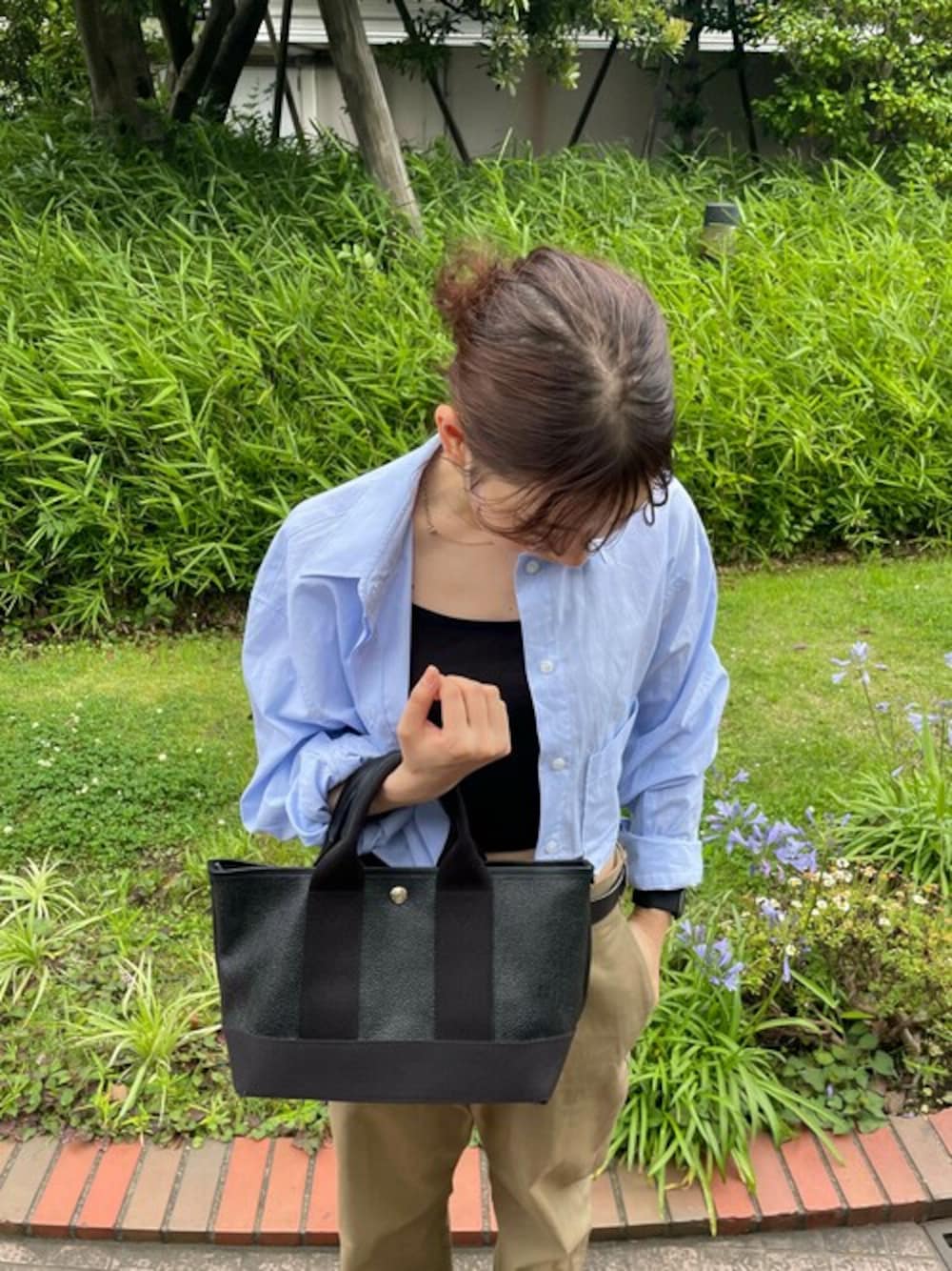 「Breath TOPKAPIの【Breath TOPKAPI /ブレス トプカピ】【撥水】スコッチグレイン ネオレザー ミニ トートバッグ（トートバッグ、ブラック系）」を使った、マスターさん（レディース・160cm）の夏コーディネートの1枚目の写真