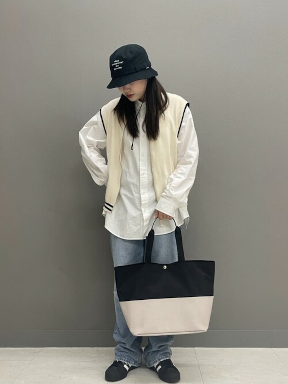 「Breath TOPKAPIの【Breath TOPKAPI】SCOTCH GRAIN スコッチグレイン マザーズバッグ バイカラー ビッグトートバッグ（トートバッグ、グレー系）」を使った、マスターさん（レディース・160cm）の夏コーディネートの1枚目の写真