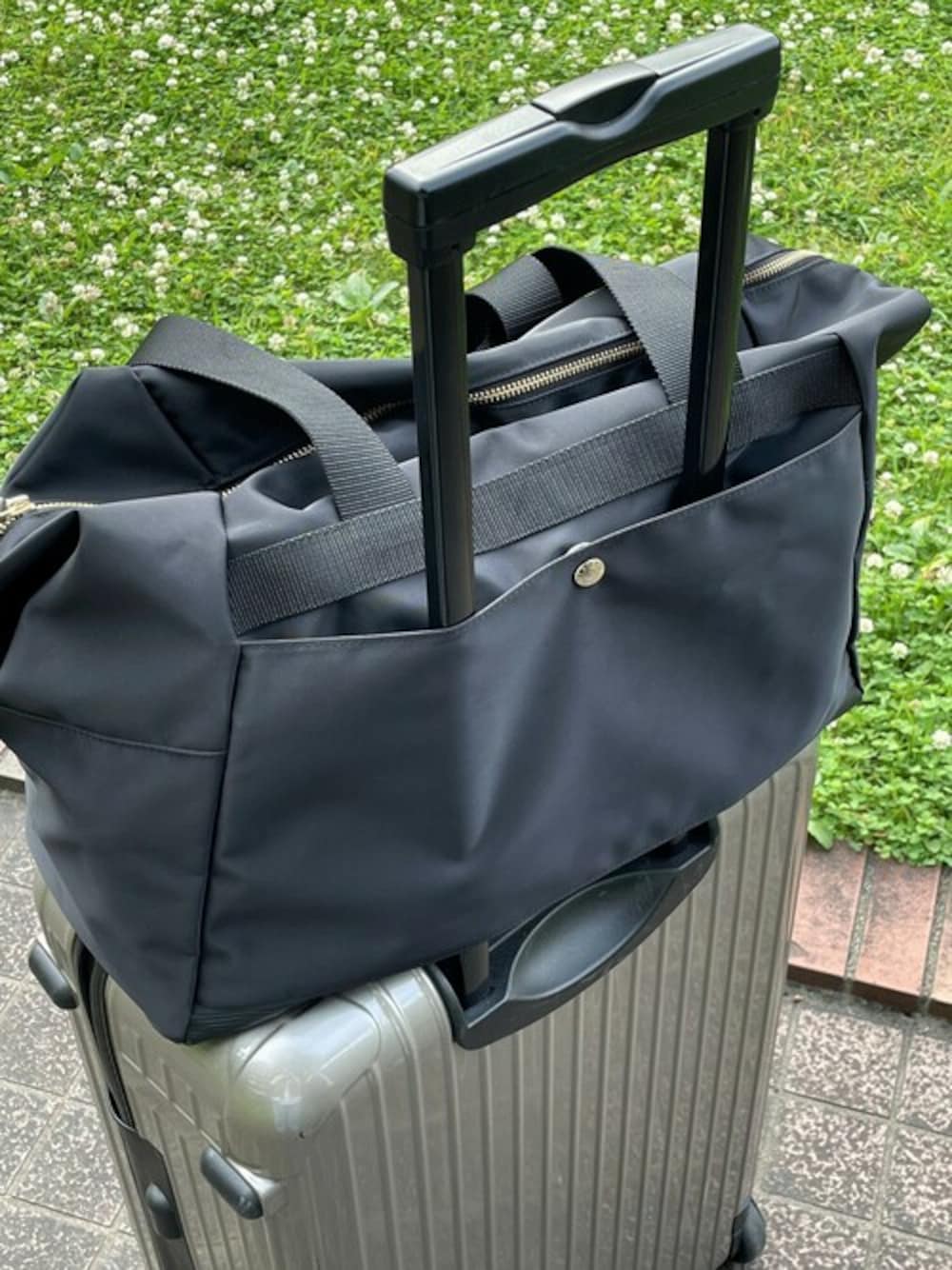 「Breath TOPKAPIの【Breath TOPKAPI】RIPPLE リプルナイロン コンビ ボストンバッグ TRIP トリップ（ボストンバッグ、ブラック系）」を使った、マスターさん（レディース・160cm）の夏コーディネートの1枚目の写真