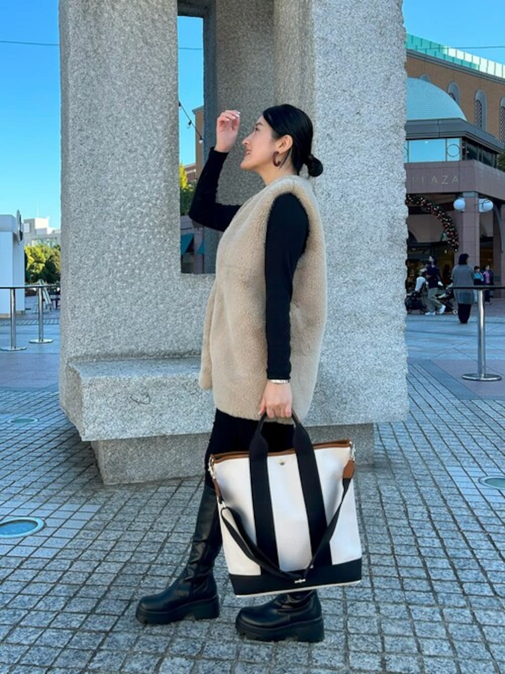 「Breath TOPKAPIの【Breath TOPKAPI /ブレス トプカピ】【A4対応】【撥水】スコッチグレイン 縦型 ショルダー付き 2way トート バッグ（トートバッグ、ホワイト系）」を使った、マスターさん（レディース・160cm）の冬コーディネートの1枚目の写真