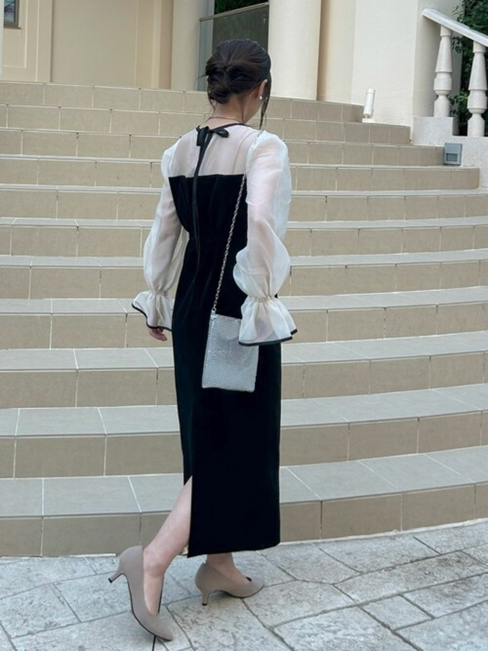 シルバー系のショルダーバッグを着用したレディースの冬コーディネートの1枚目の写真