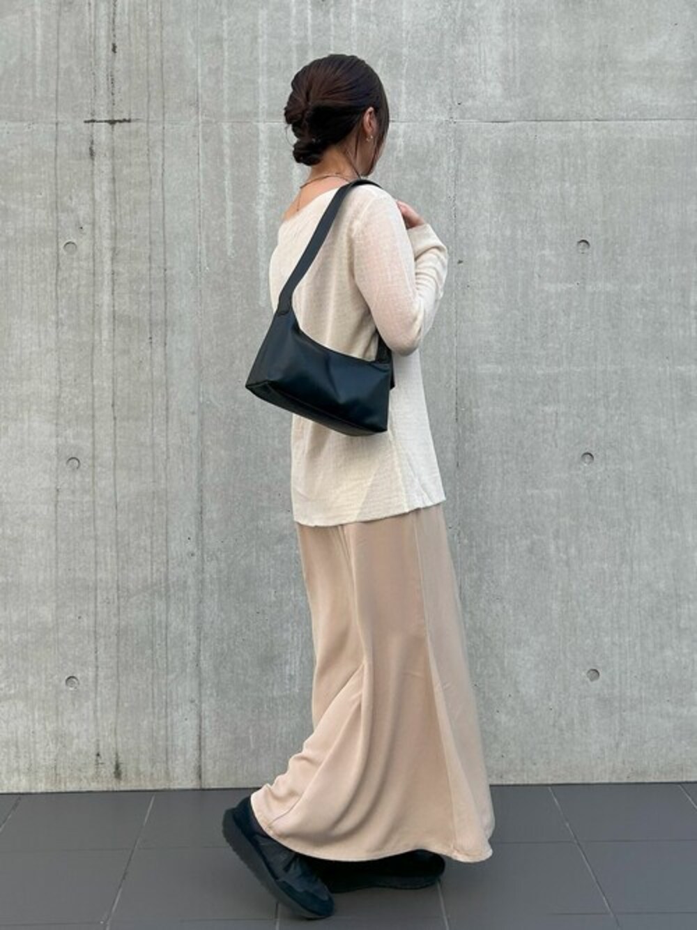 ブラック系のショルダーバッグを着用したレディースの冬コーディネートの1枚目の写真