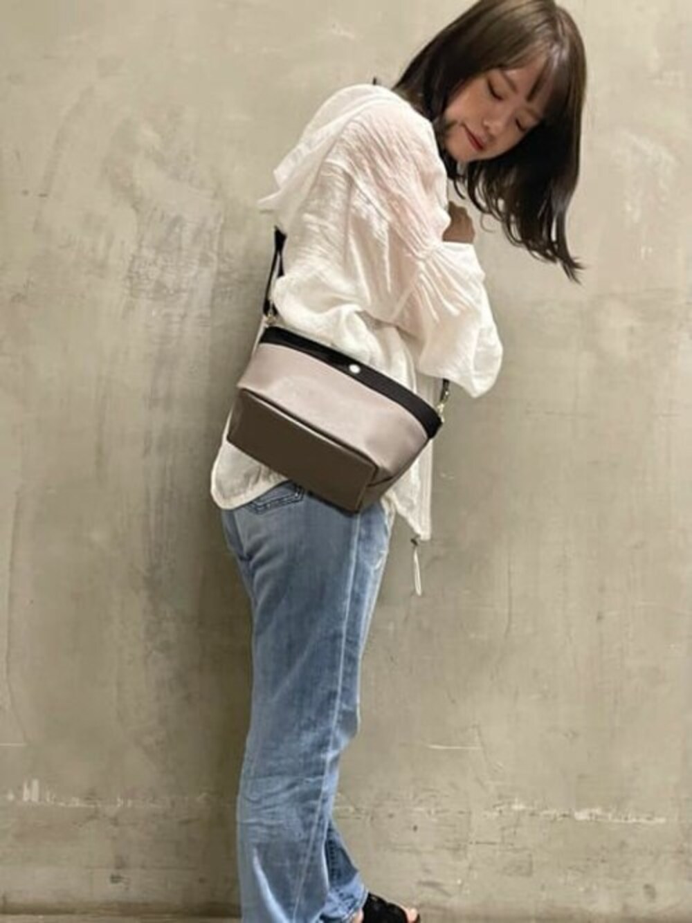 グレー系のショルダーバッグを着用したレディースの冬コーディネートの1枚目の写真