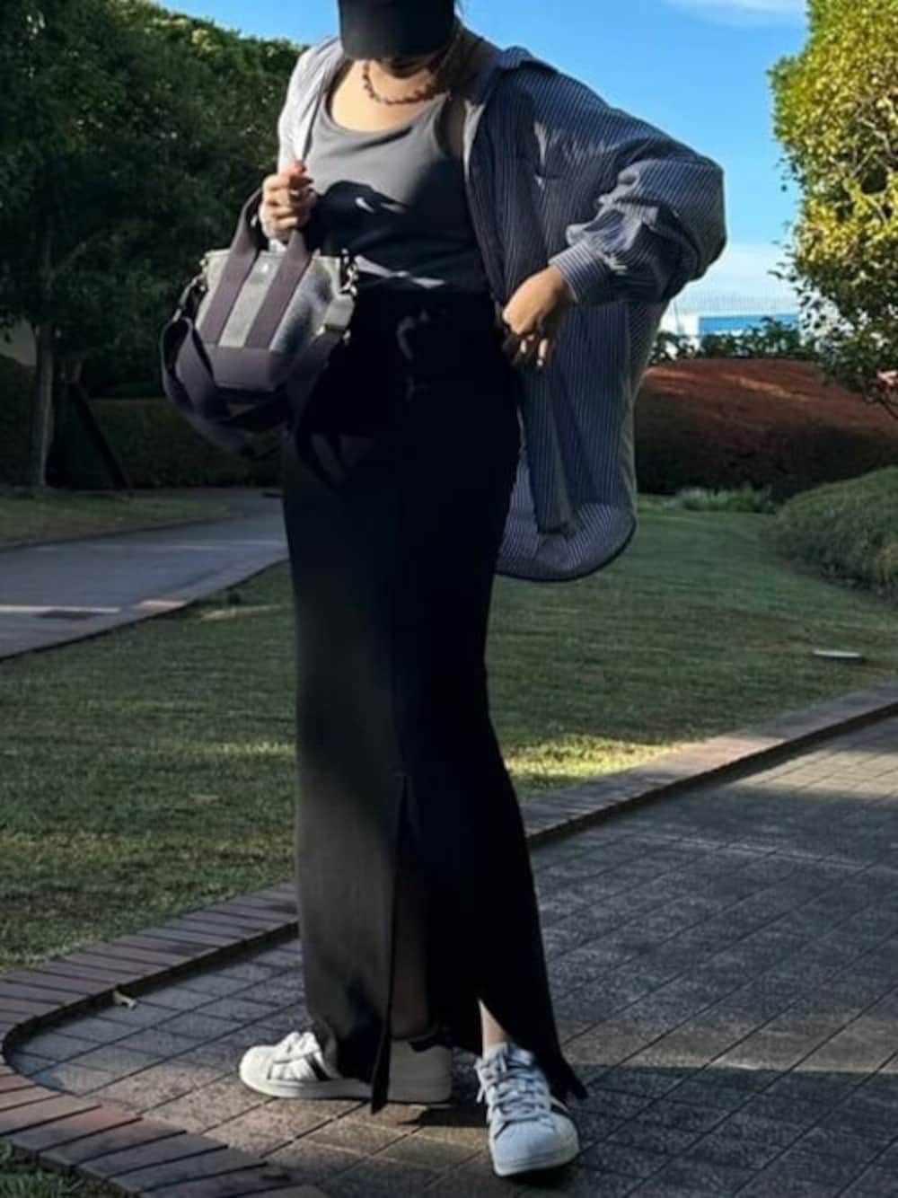 ブルー系のトートバッグを着用したレディースの冬コーディネートの1枚目の写真