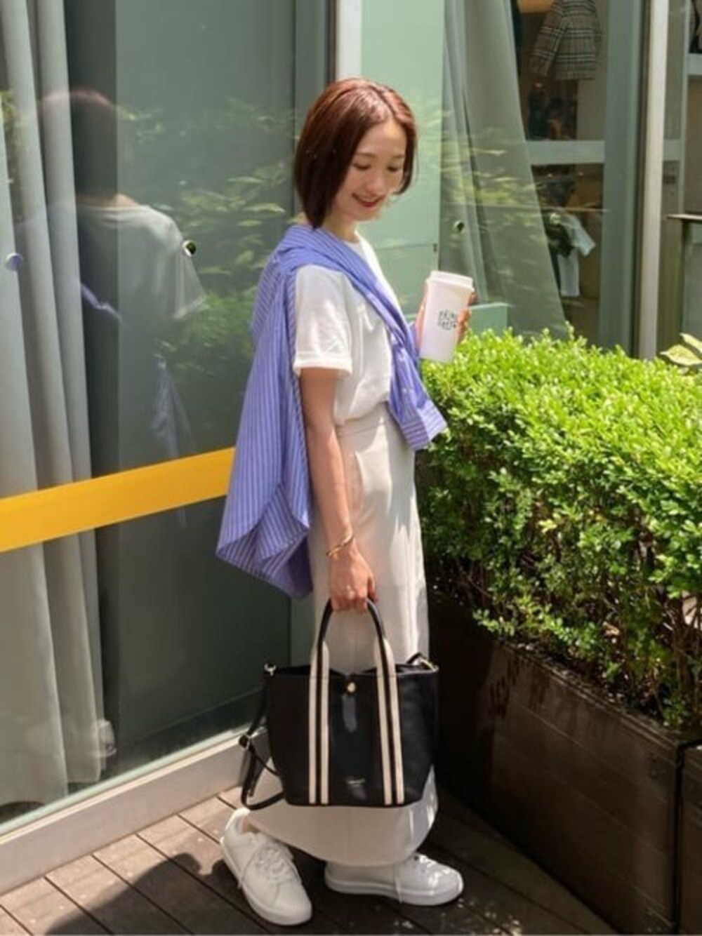 ブラック系のトートバッグを着用したレディースの冬コーディネートの1枚目の写真