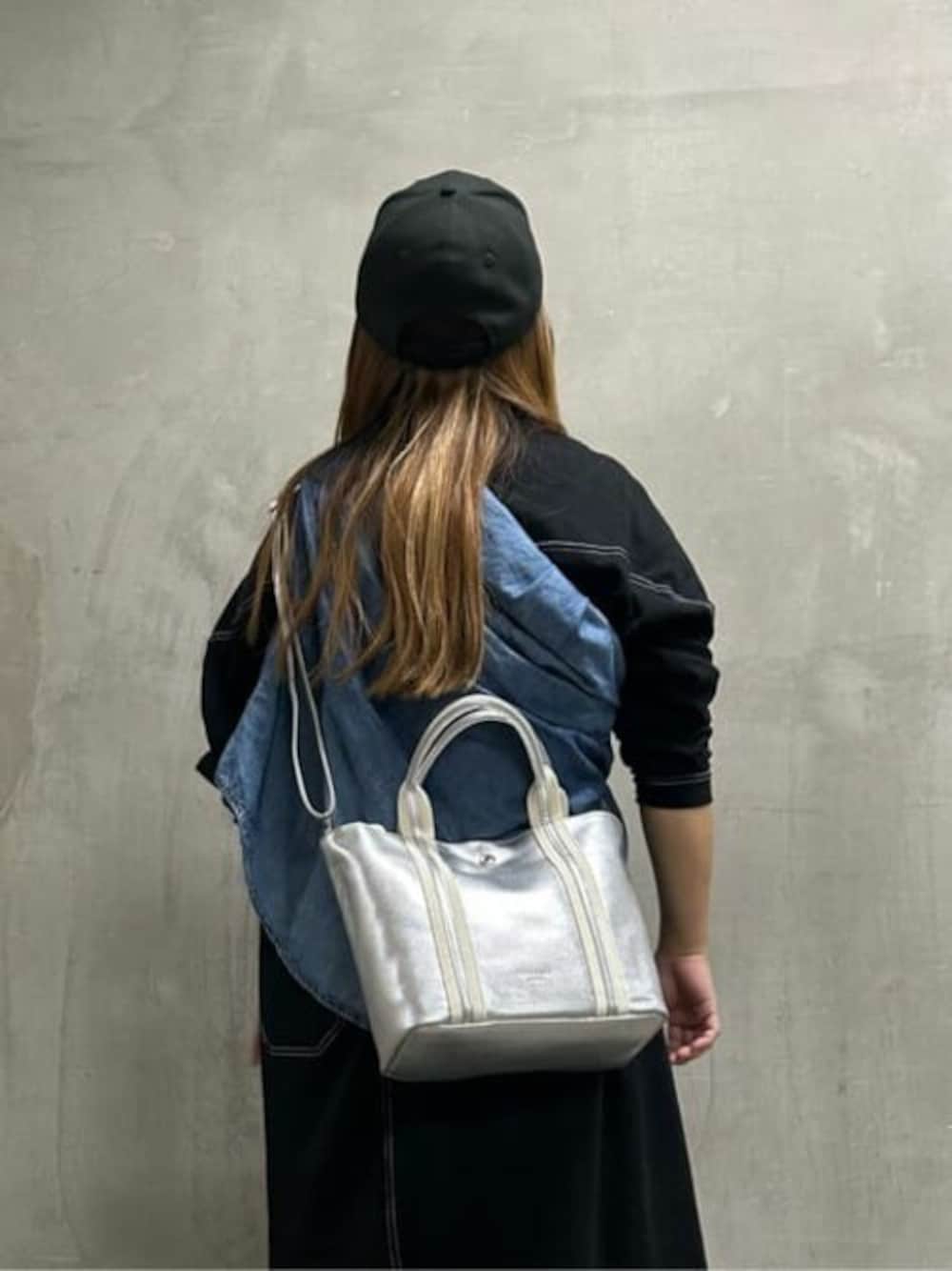 「TREASURE TOPKAPIの【TREASURE TOPKAPI】ソフトシュリンク テープコンビ ミニ トート レディース バッグ ショルダーベルト付（トートバッグ、シルバー系）」を使った、マスターさん（レディース・149cm）の冬コーディネートの1枚目の写真
