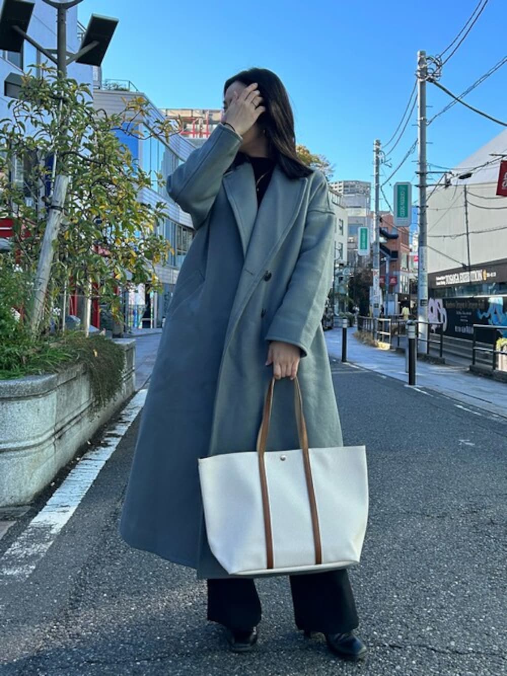 「Breath TOPKAPIの【WEB限定】【Breath TOPKAPI】RHOMBUS ランバス 船形 A4 トートバッグ 2（トートバッグ、ベージュ系）」を使った、マスターさん（レディース・156cm）の冬コーディネートの1枚目の写真