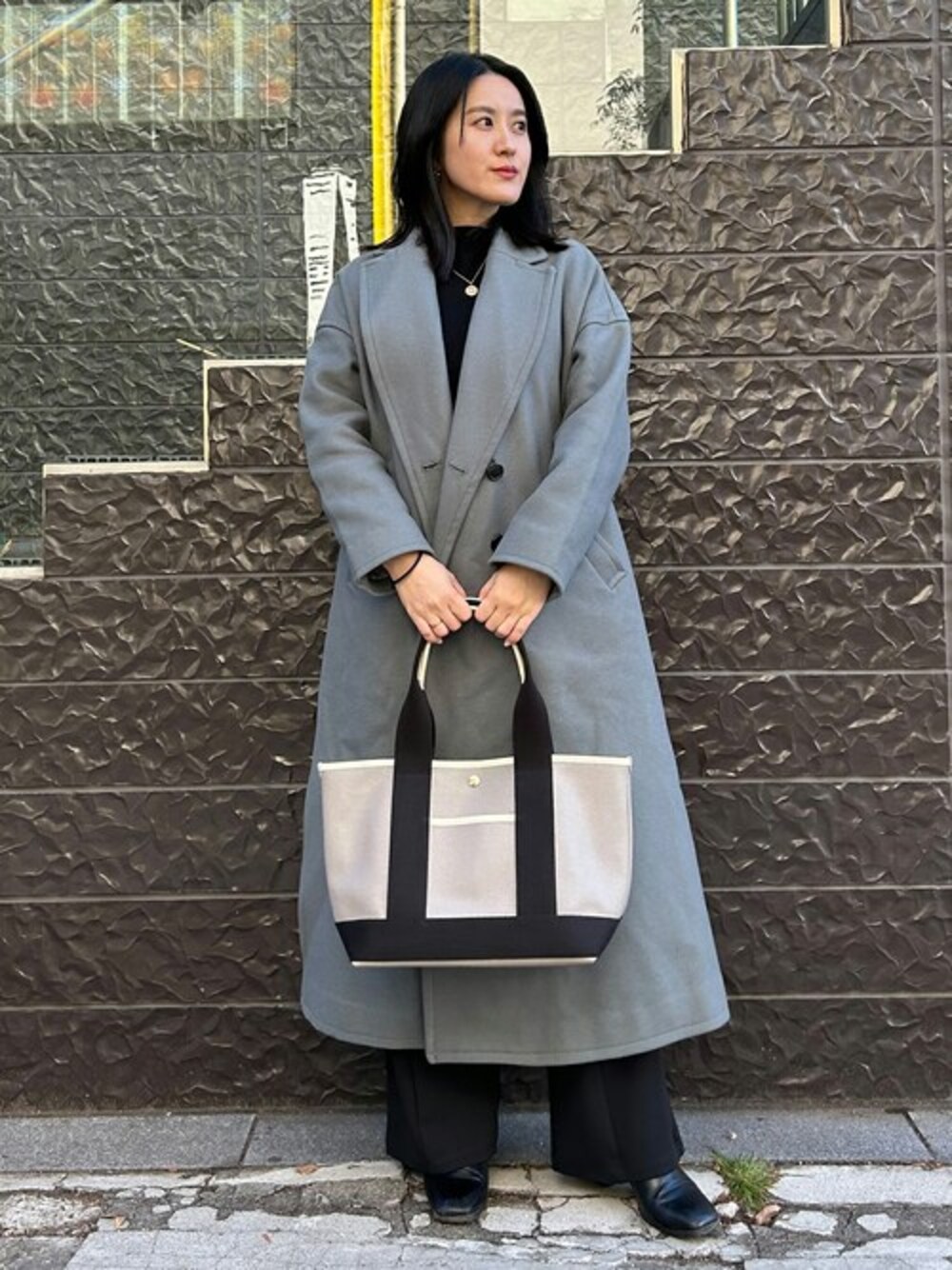 「Breath TOPKAPIの【Breath TOPKAPI】SCOTCH GRAIN スコッチグレイン A4 トートバッグ（トートバッグ、ベージュ系）」を使った、マスターさん（レディース・156cm）の冬コーディネートの1枚目の写真