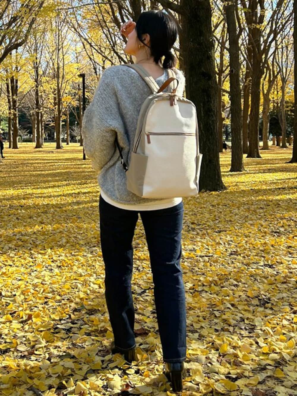 ベージュ系のバックパック/リュックを着用したレディースの冬コーディネートの1枚目の写真