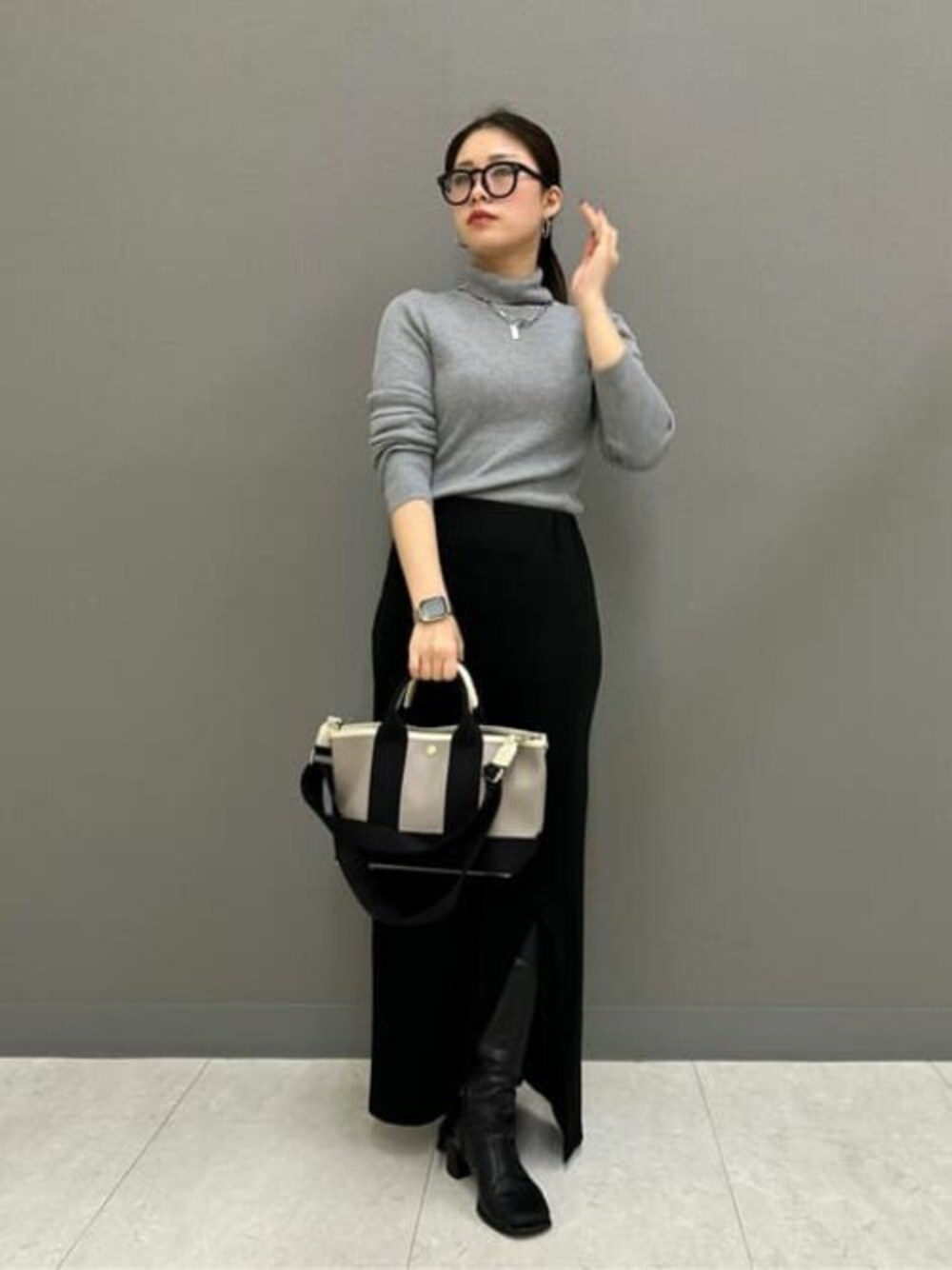 ベージュ系のトートバッグを着用したレディースの春コーディネートの1枚目の写真