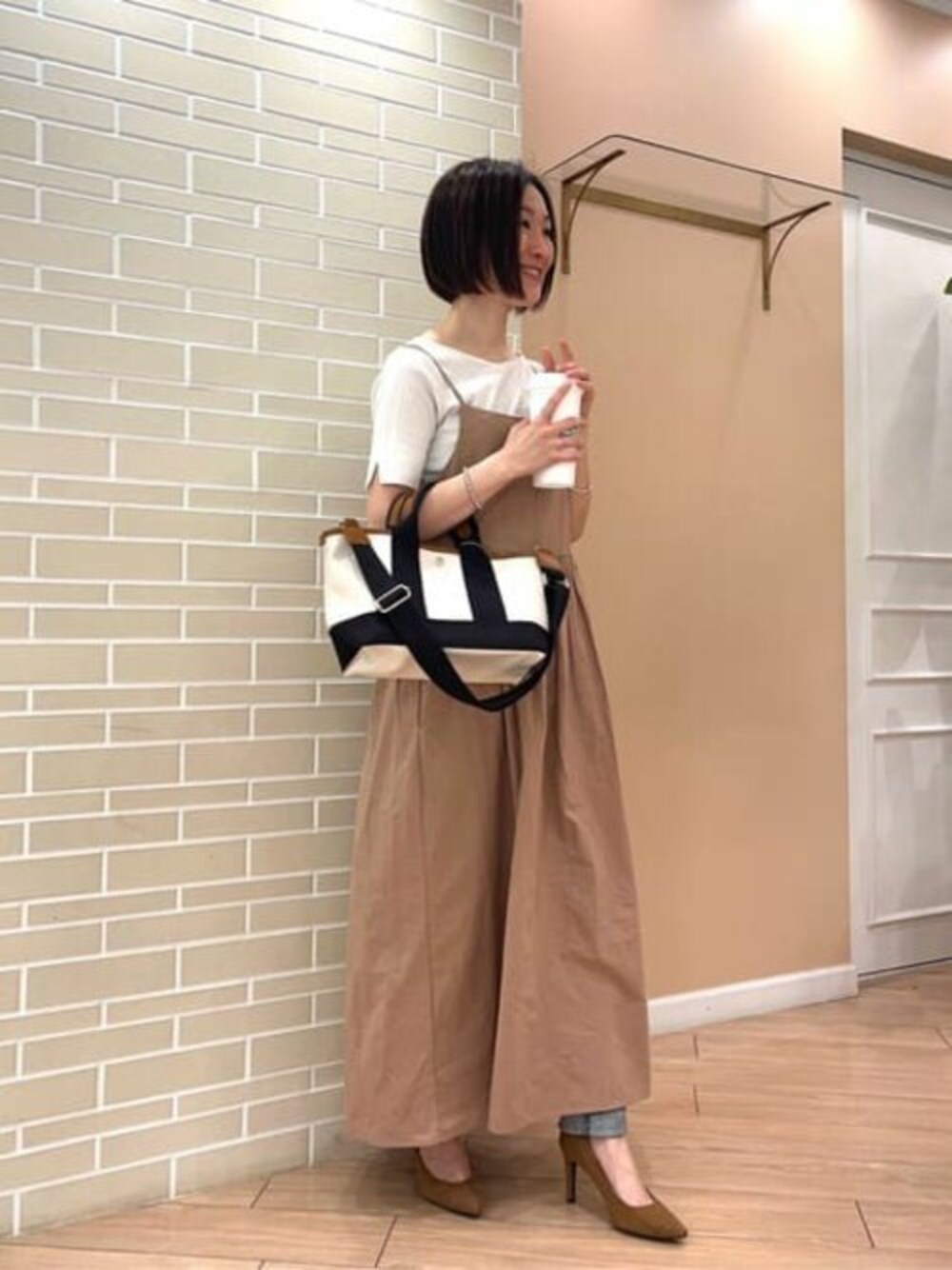 「Breath TOPKAPIの【Breath TOPKAPI】SCOTCH GRAIN スコッチグレイン ショルダー付き B5 トート バッグ（トートバッグ、ベージュ系）」を使った、マスターさん（レディース・156cm）の春コーディネートの1枚目の写真
