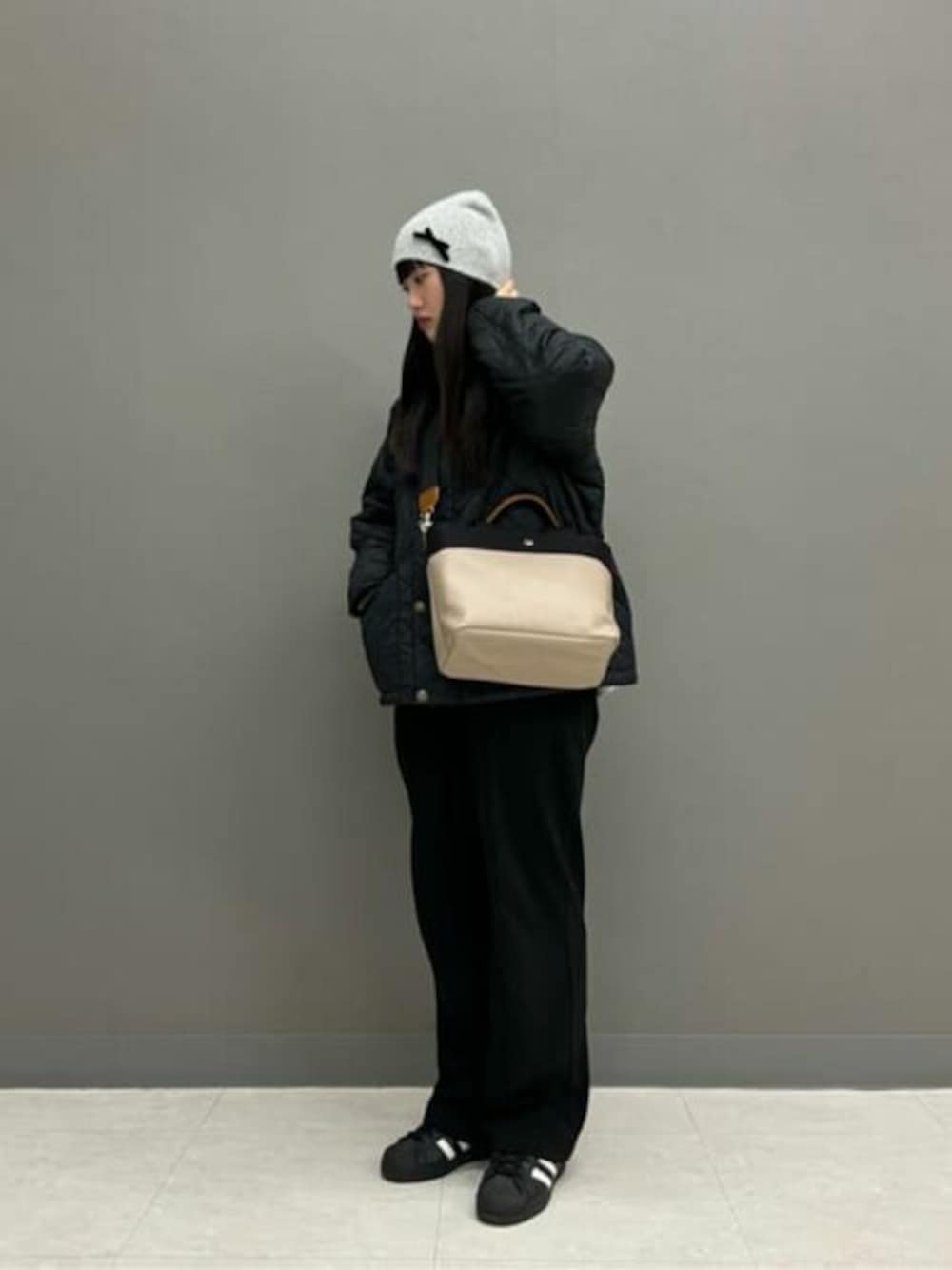 ベージュ系のトートバッグを着用したレディースの春コーディネートの1枚目の写真