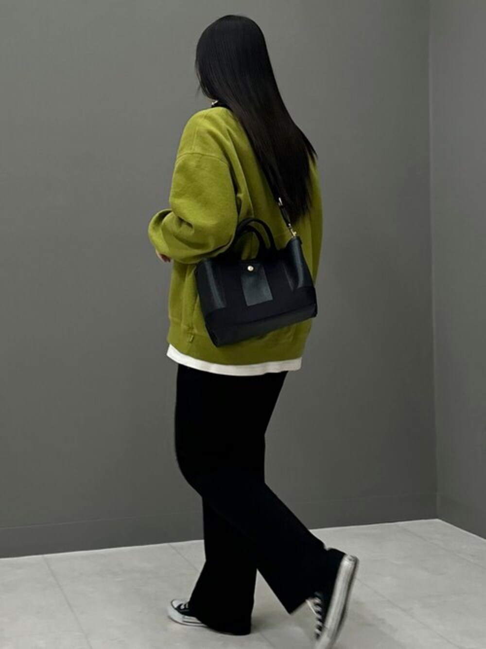 ブラック系のトートバッグを着用したレディースの春コーディネートの1枚目の写真