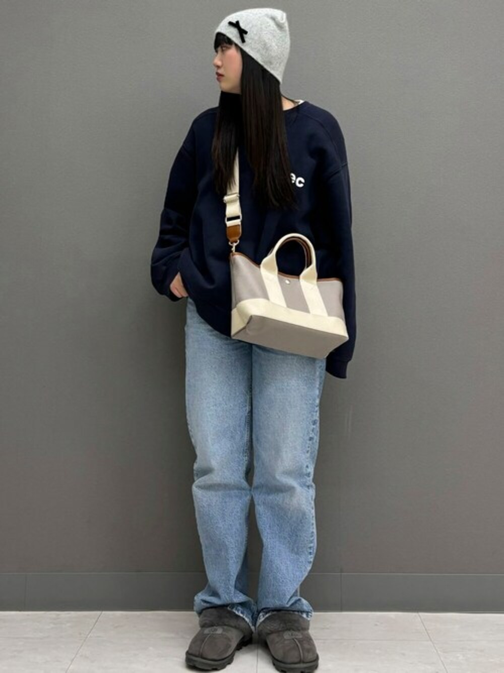 グレー系のトートバッグを着用したレディースの春コーディネートの1枚目の写真