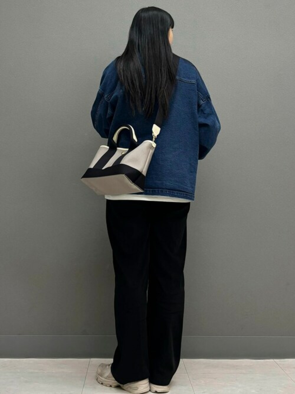 ベージュ系のトートバッグを着用したレディースの春コーディネートの1枚目の写真