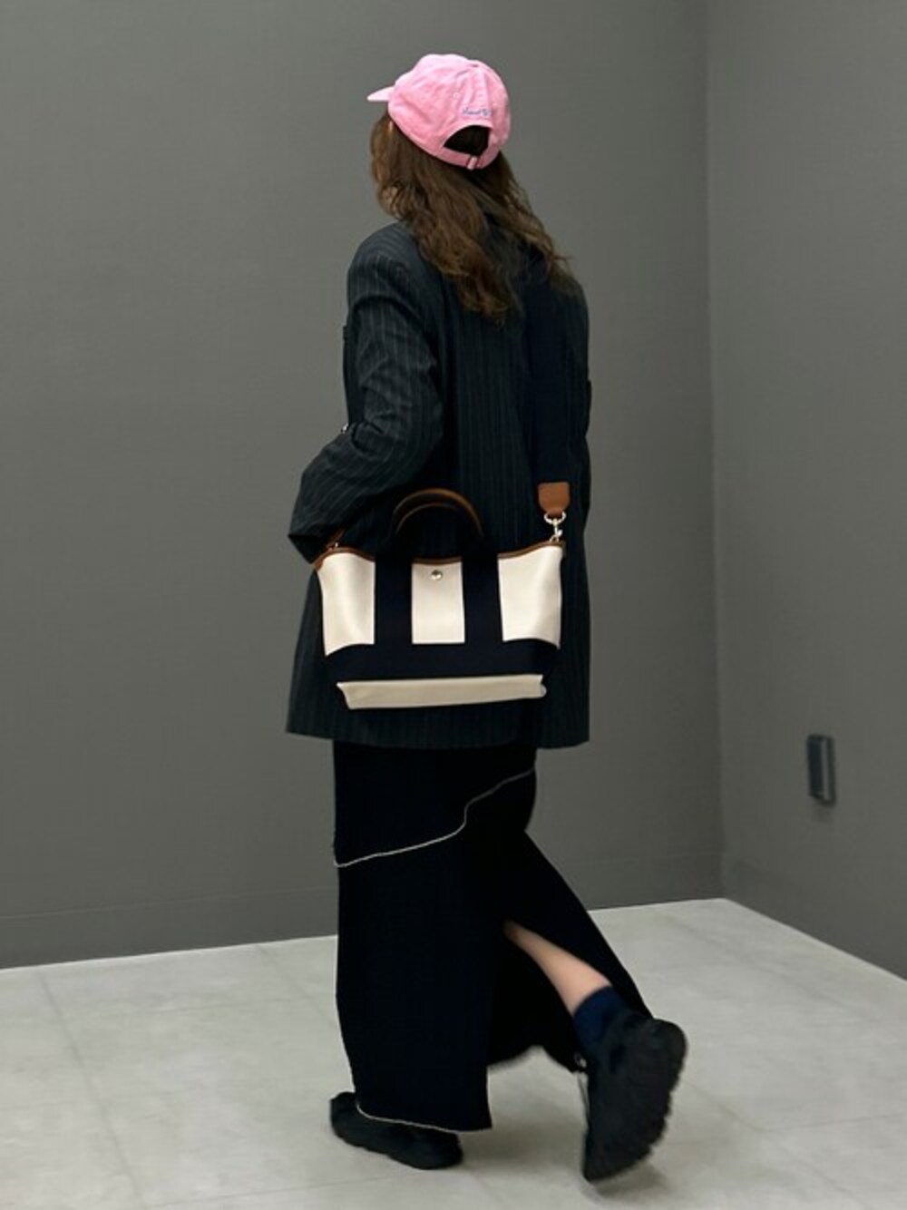 ベージュ系のトートバッグを着用したレディースの春コーディネートの1枚目の写真