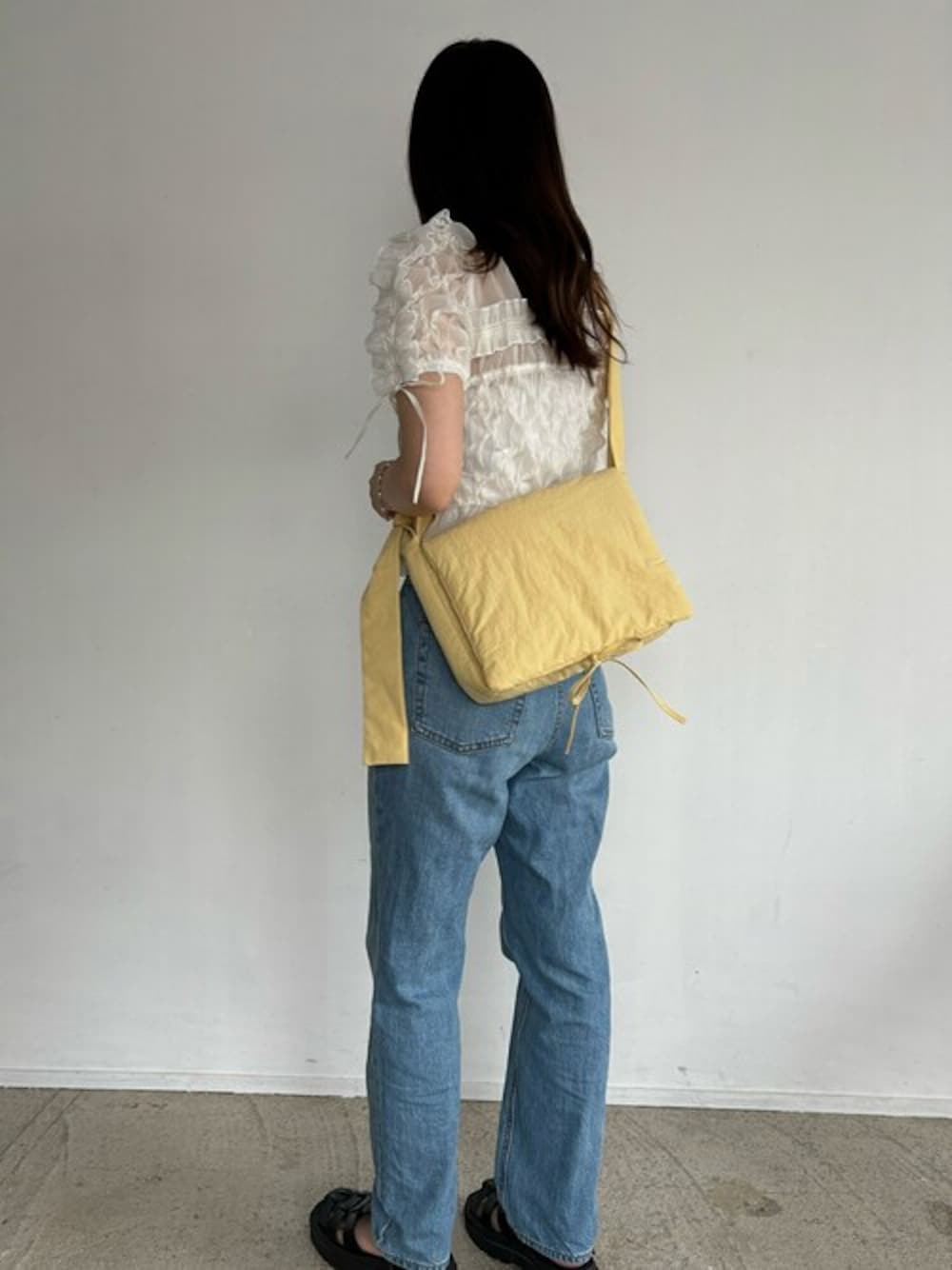 イエロー系のショルダーバッグを着用したレディースの夏コーディネートの1枚目の写真