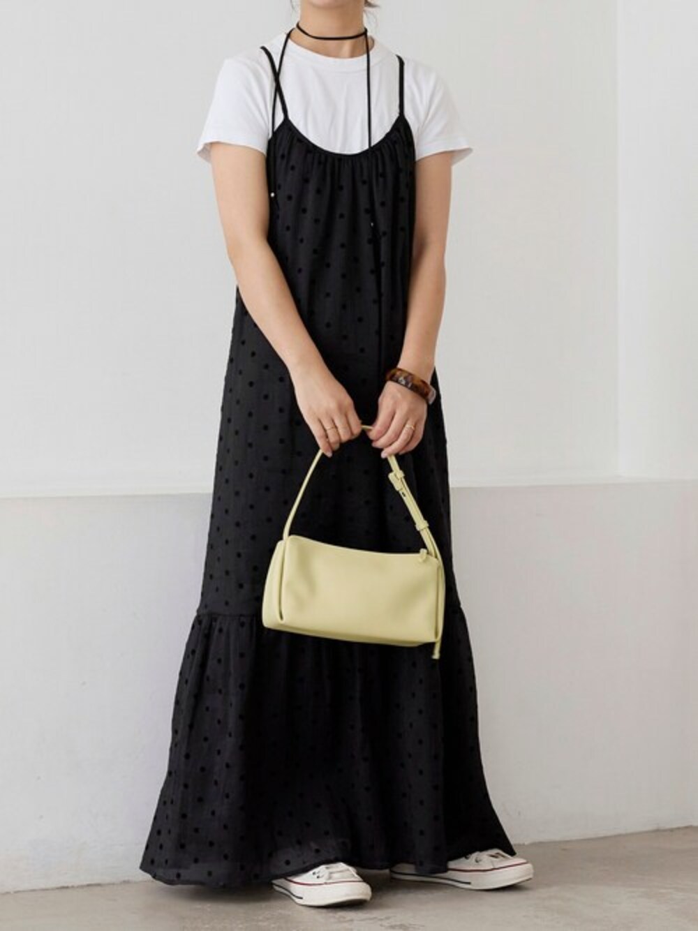 グリーン系のショルダーバッグを着用したレディースの夏コーディネートの1枚目の写真