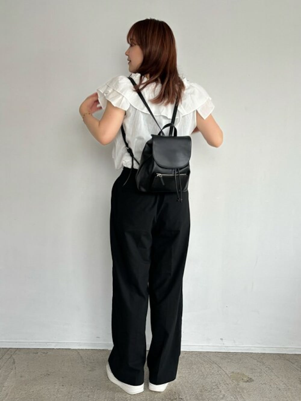 ブラック系のバックパック/リュックを着用したレディースの夏コーディネートの1枚目の写真