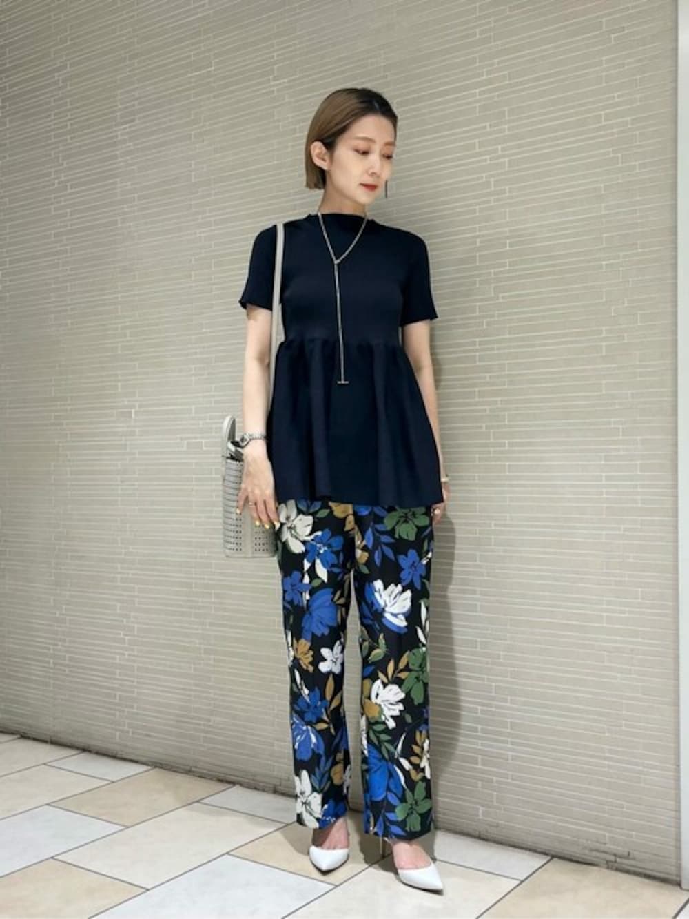 ホワイト系のパンプス、ブルー系のその他パンツ、ブルー系のニット/セーターを着用したレディースの夏コーディネートの1枚目の写真