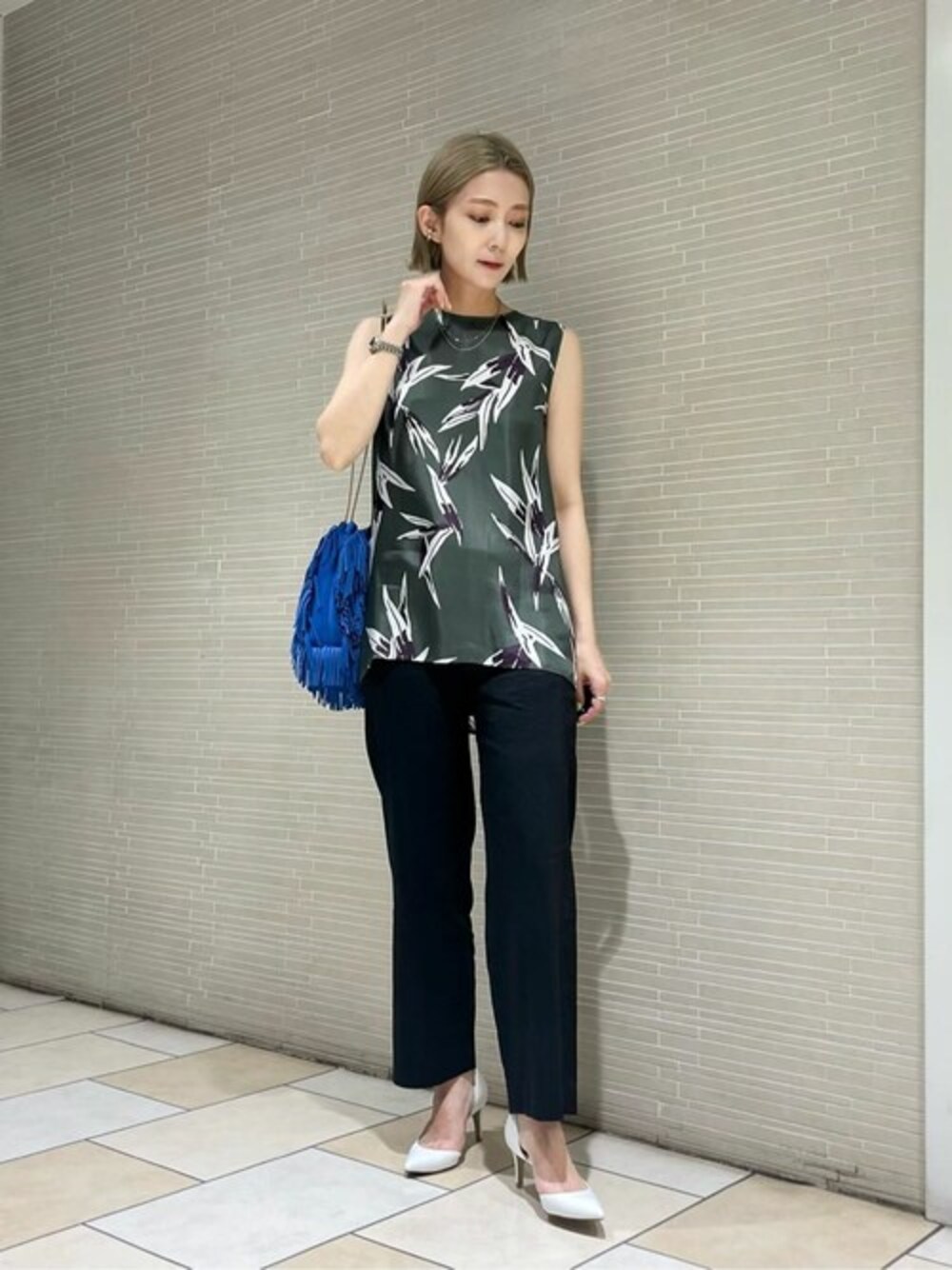 グリーン系のシャツ/ブラウス、ブラック系のその他パンツ、ブルー系のショルダーバッグを着用したレディースの夏コーディネートの1枚目の写真