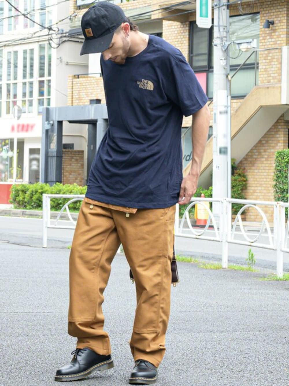 「Tシャツ、オーバーオール、ストリート、carhartt、THE NORTH FACE、Carhartt WIP(Carhartt WIP)、グラフィックＴ、Beautiful Harmony」｜「CarharttのCarhartt キャップ（キャップ、ブラック系）」を使った、Beautiful Harmonyさん（メンズ・178cm）の春コーディネートの1枚目の写真