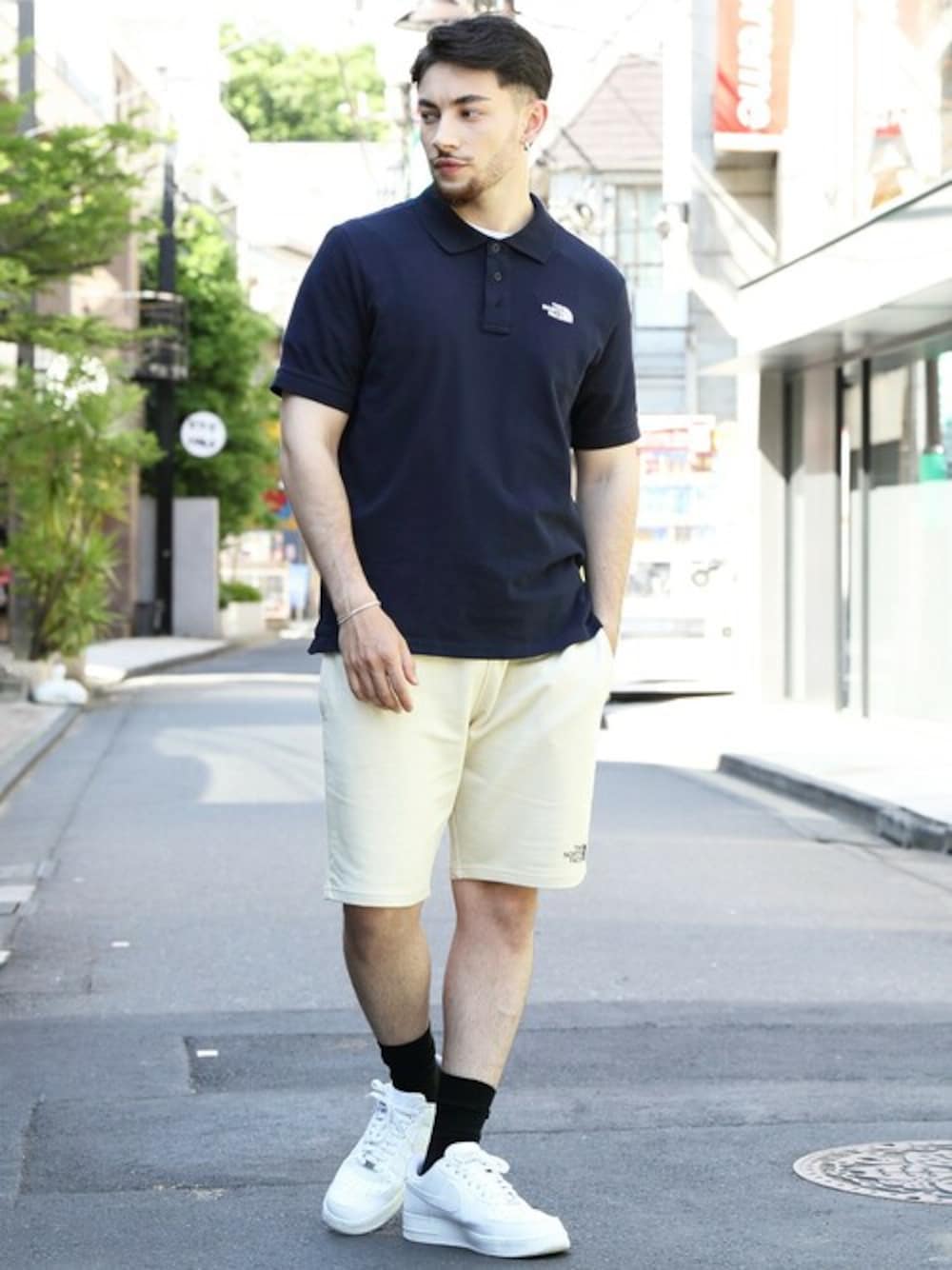 ブルー系のポロシャツ、ベージュ系のその他パンツを着用したメンズの夏コーディネートの1枚目の写真