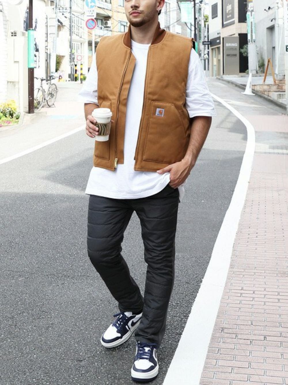 Carharttのダウンベスト（ブラウン系）を使った人気ファッション