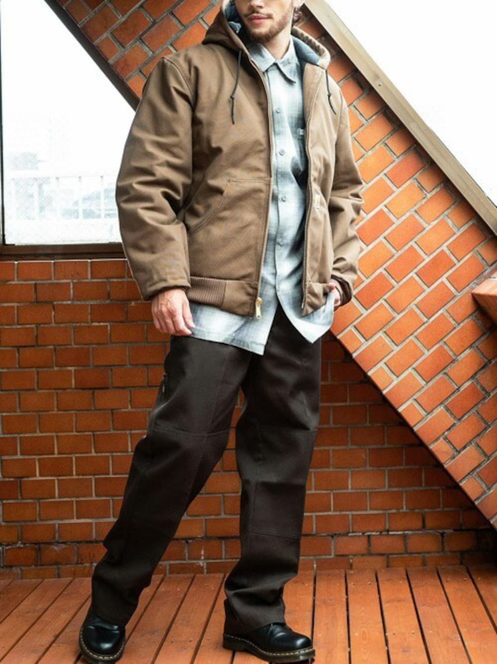 「ジャケット、アウター、アメカジ、パーカー、ストリート、ワーク、carhartt、アクティブ、Beautiful Harmony、ビューティフルハーモニー」｜「CarharttのCarhartt フランネル裏地付きダックアクティブパーカー（ブルゾン、ブラウン系）」を使った、Beautiful Harmonyさん（メンズ・178cm）の冬コーディネートの1枚目の写真