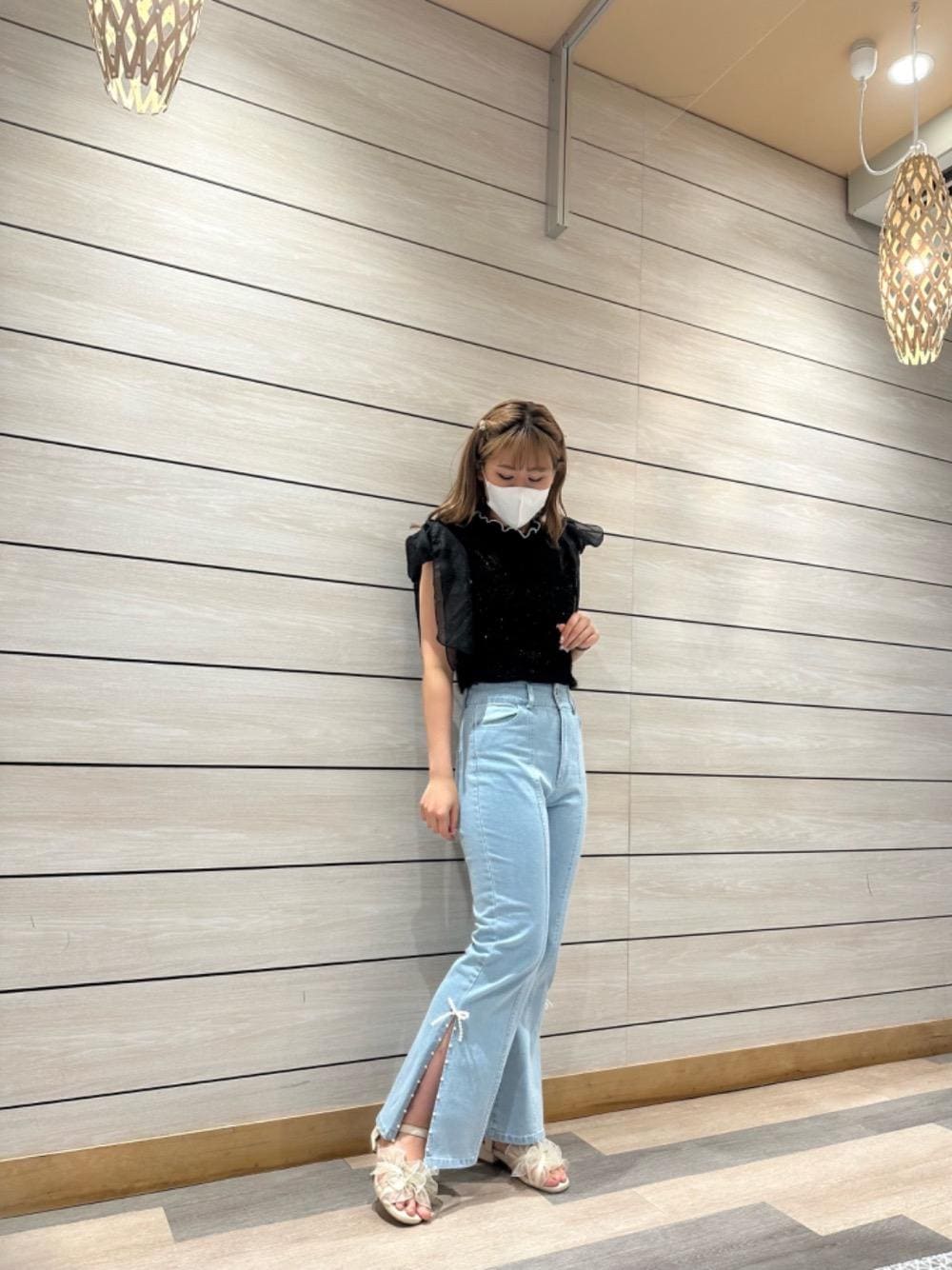 ブルー系のデニムパンツ、ホワイト系のサンダル、ブラック系のTシャツ/カットソーを着用したレディースの夏コーディネートの1枚目の写真