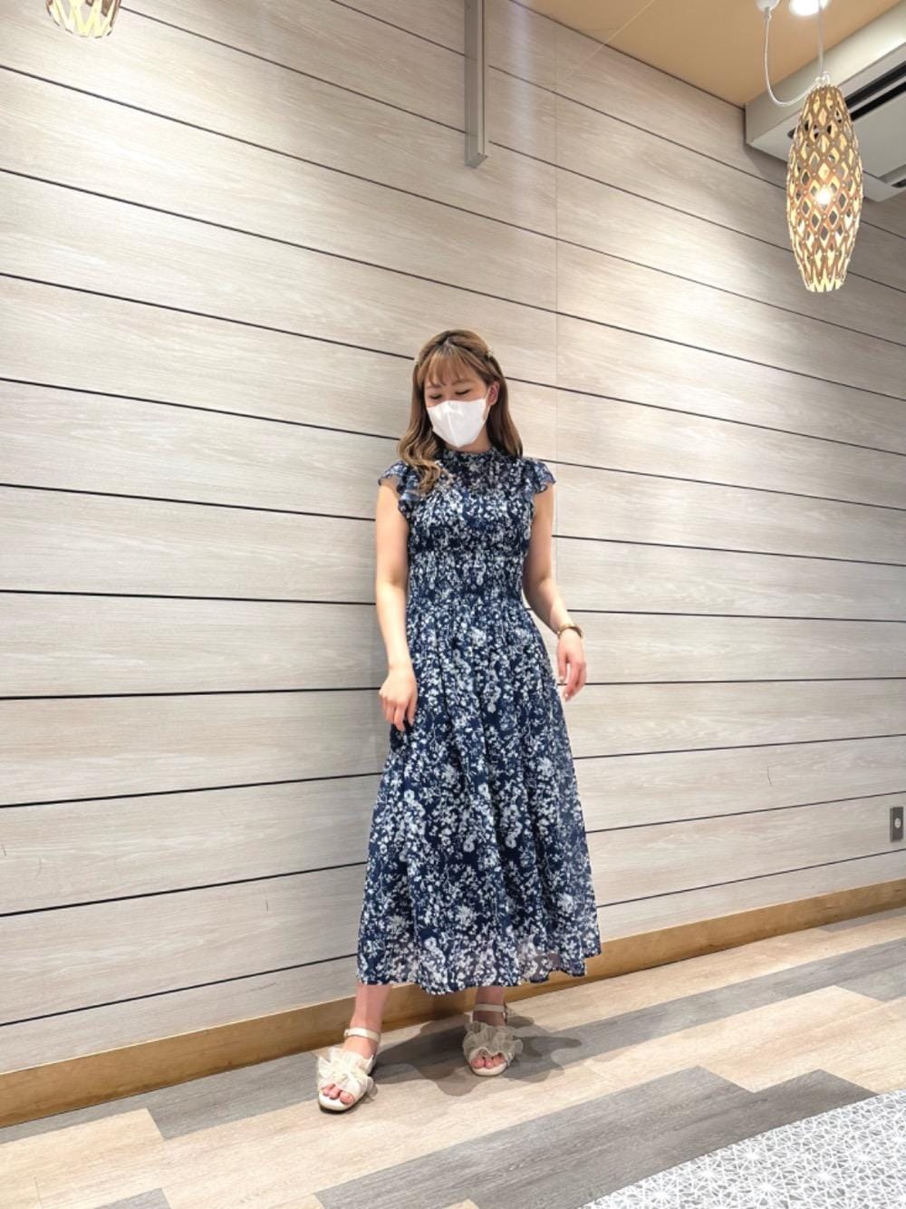 ホワイト系のサンダル、ブルー系のワンピースを着用したレディースの夏コーディネートの1枚目の写真