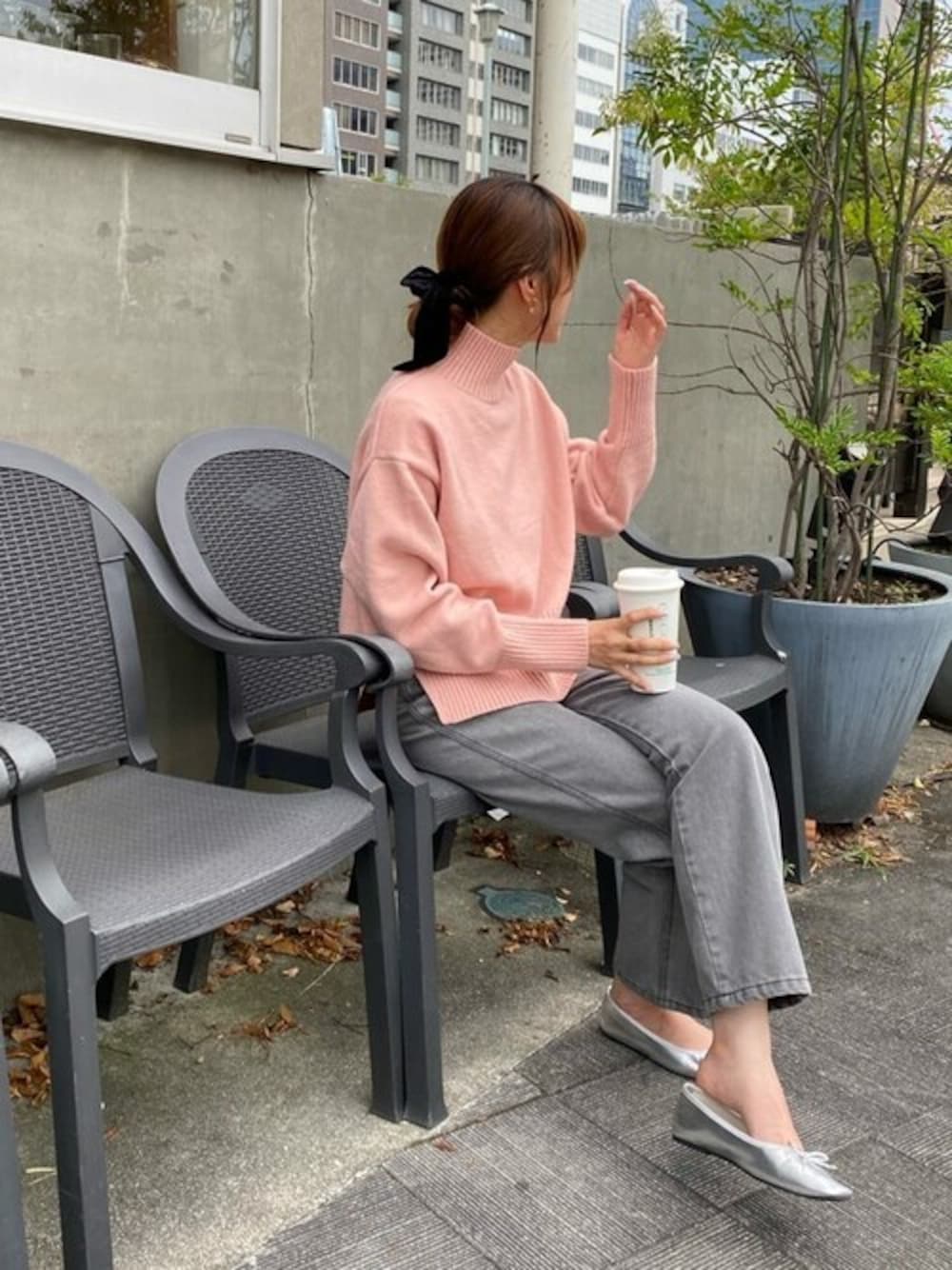 ピンク系のニット/セーター、シルバー系のバレエシューズを着用したレディースの冬コーディネートの1枚目の写真