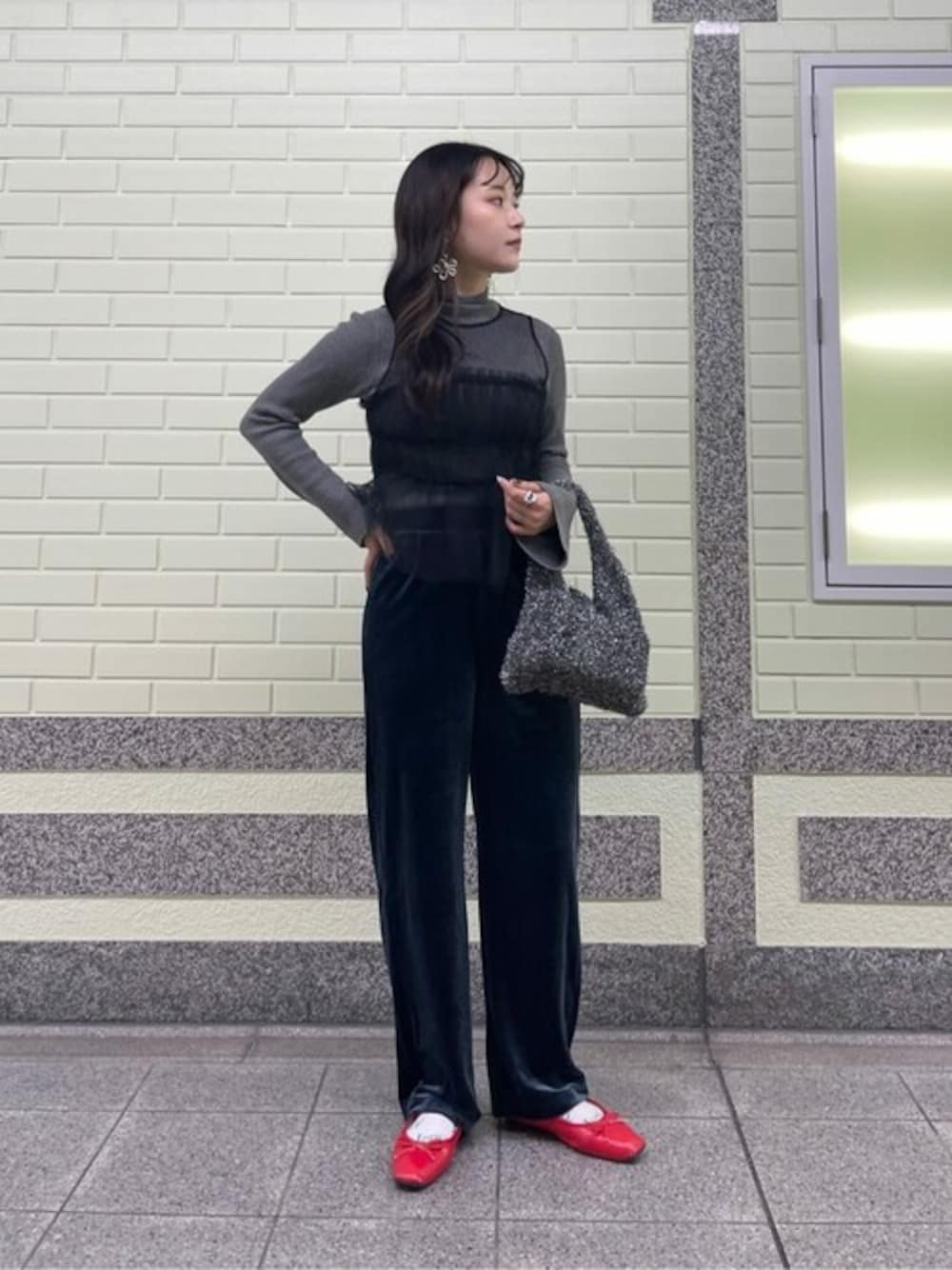 ブルー系のその他パンツ、レッド系のバレエシューズを着用したレディースの冬コーディネートの1枚目の写真