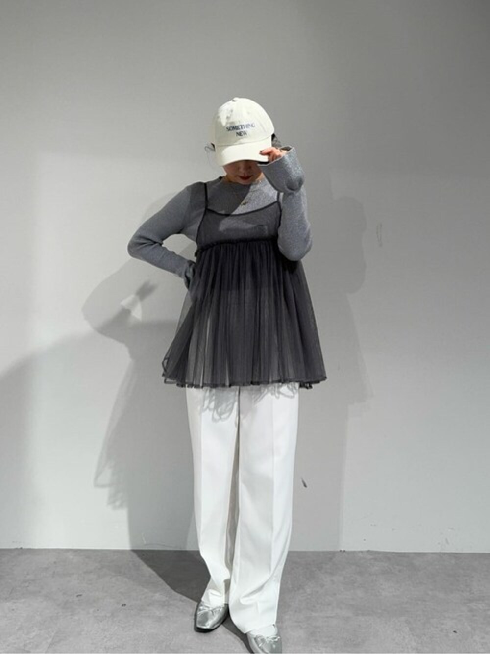 グレー系のニット/セーター、グレー系のTシャツ/カットソー、ホワイト系のその他パンツを着用したレディースの冬コーディネートの1枚目の写真