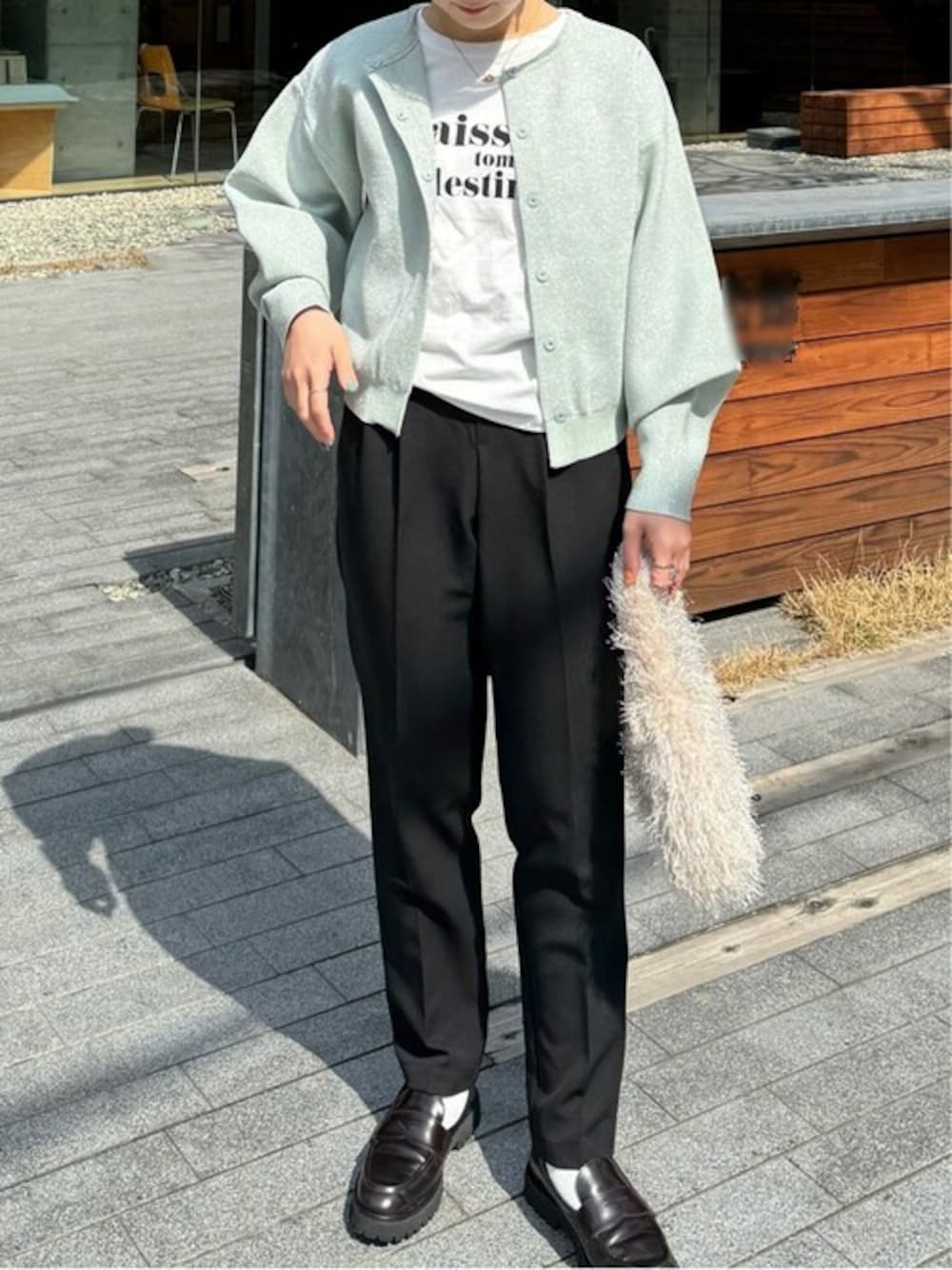 「カーディガン、ロゴT、大人カジュアル、キレイめ、パンツスタイル、シンプルコーデ、今日のコーデ、オトナカジュアル、titivate」｜「titivateの前後2wayボリュームスリーブニットカーディガン（カーディガン/ボレロ、グリーン系）」を使った、titivateさん（レディース・157cm）の春コーディネートの1枚目の写真