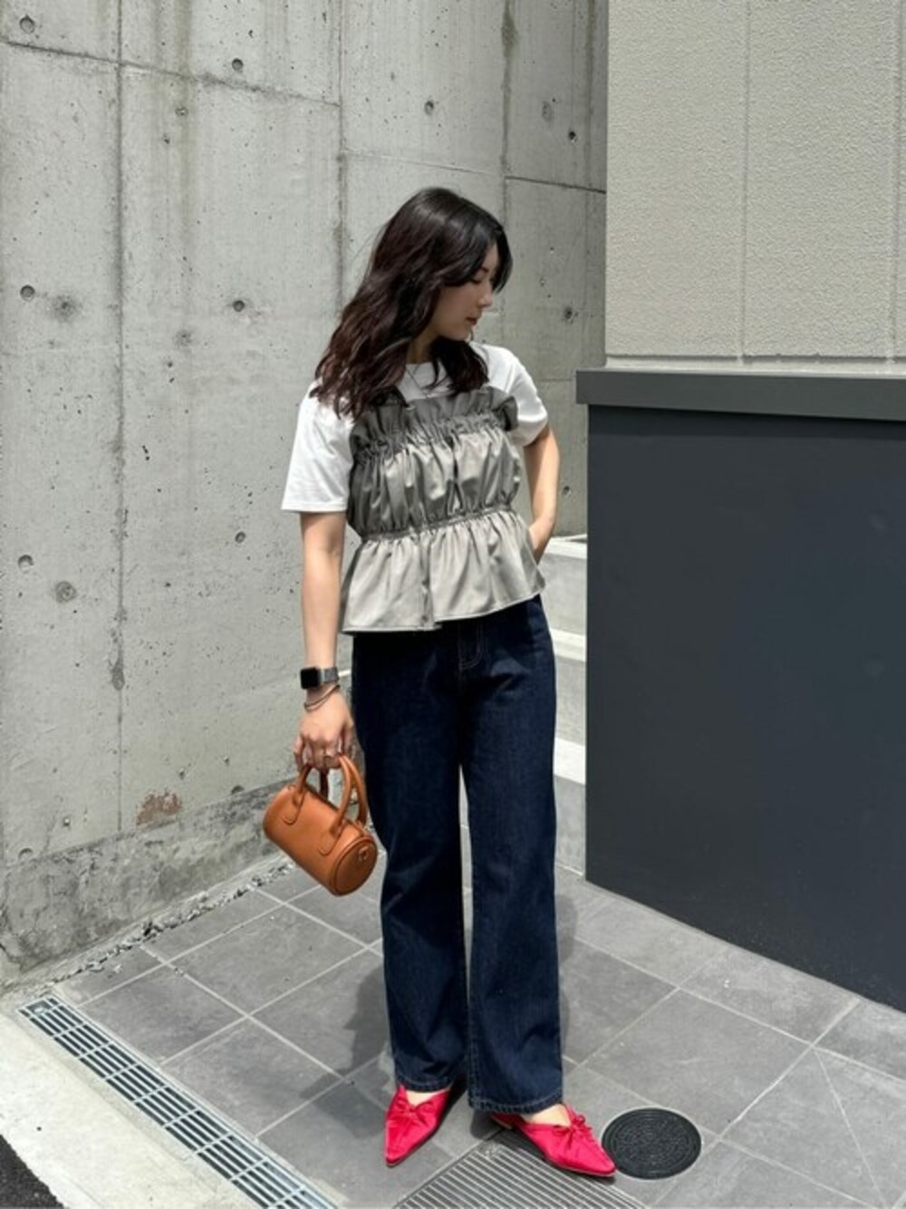 「デニム、Tシャツ、大人カジュアル、ビスチェ、きれいめカジュアル、パンツスタイル、シンプルコーデ、今日のコーデ、オトナカジュアル、titivate」｜「titivateのギャザーペプラムビスチェ（チューブトップ、グレー系）」を使った、titivateさん（レディース・157cm）の夏コーディネートの1枚目の写真
