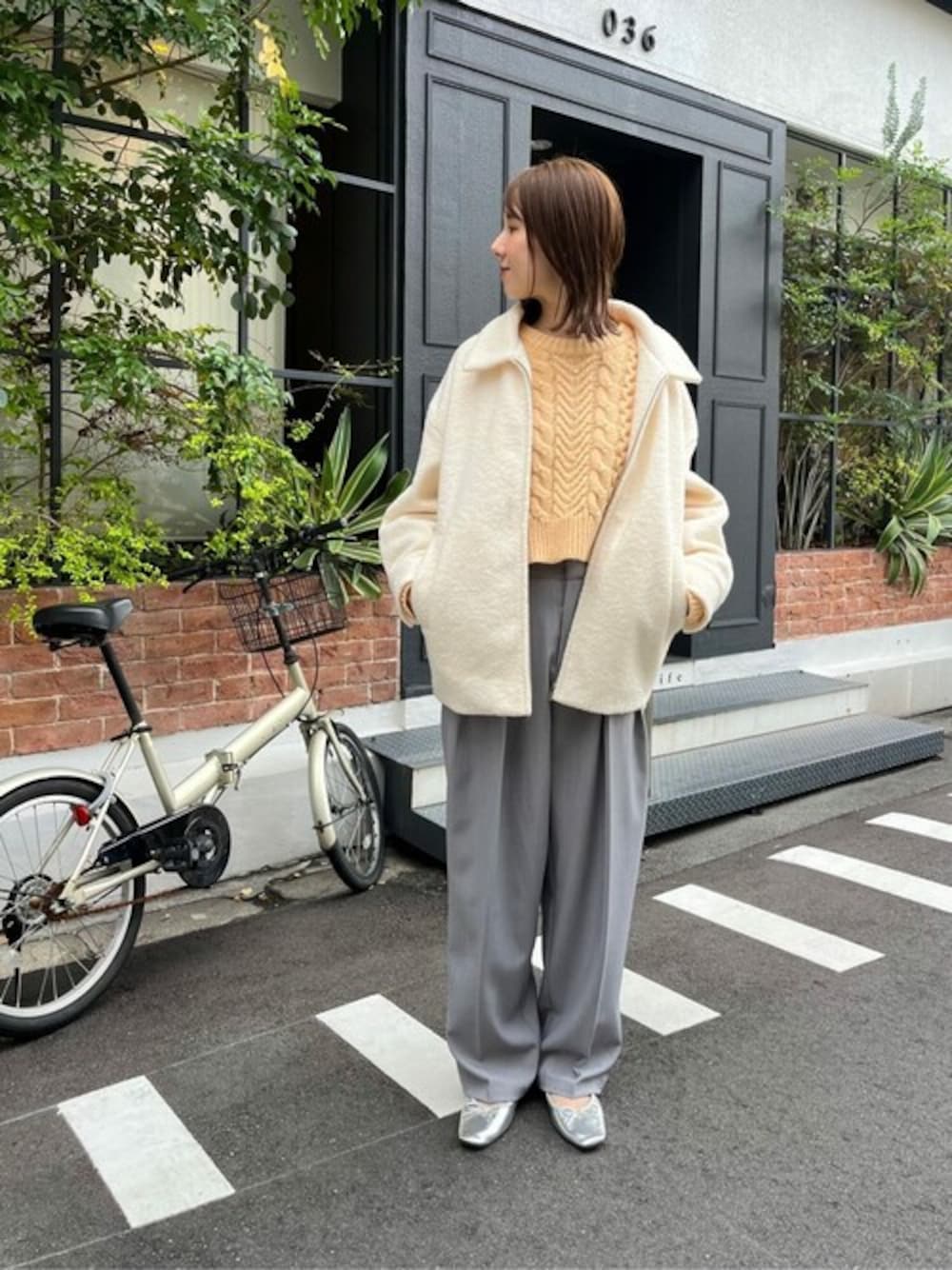 「大人カジュアル、ワイドパンツ、きれいめカジュアル、コートスタイル、シンプルコーデ、今日のコーデ、オトナカジュアル、titivate、高身長女子、パール付きトップス」｜「titivateのランダムパールケーブルニット（ニット/セーター、オレンジ系）」を使った、titivateさん（レディース・163cm）の秋コーディネートの1枚目の写真