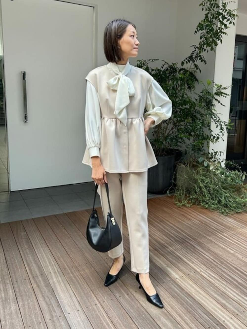 「大人カジュアル、オケージョン、きれいめカジュアル、パンツスタイル、セレモニー、シンプルコーデ、今日のコーデ、オトナカジュアル、titivate、高身長女子」｜「titivateのペプラムデザインジレ/ベスト（ベスト、ベージュ系）」を使った、titivateさん（レディース・166cm）の冬コーディネートの1枚目の写真