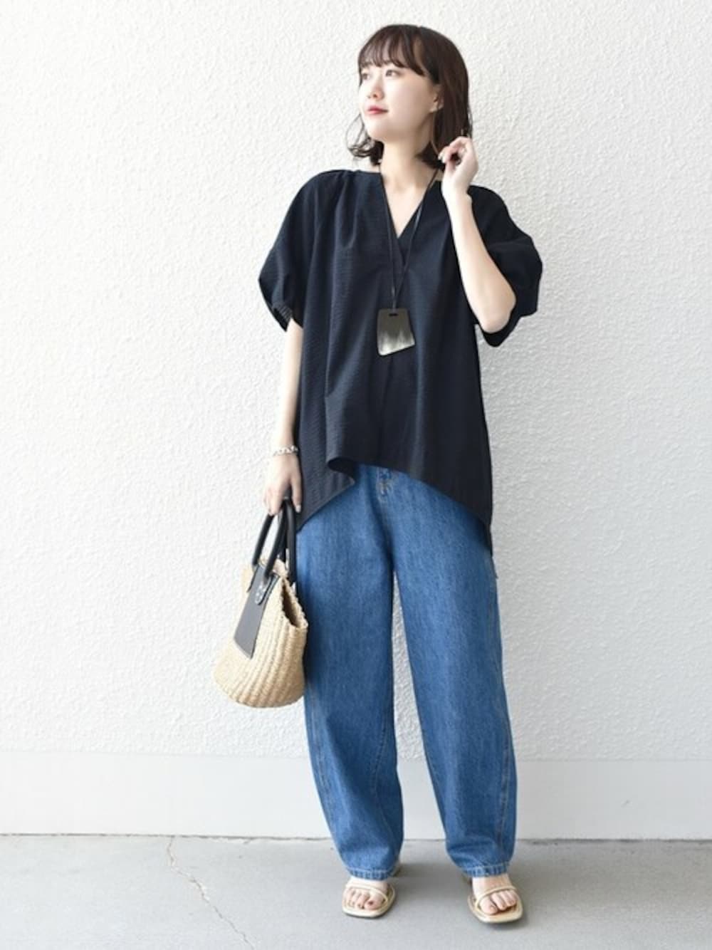 ブラック系のシャツ/ブラウス、ブルー系のデニムパンツを着用したレディースの夏コーディネートの1枚目の写真