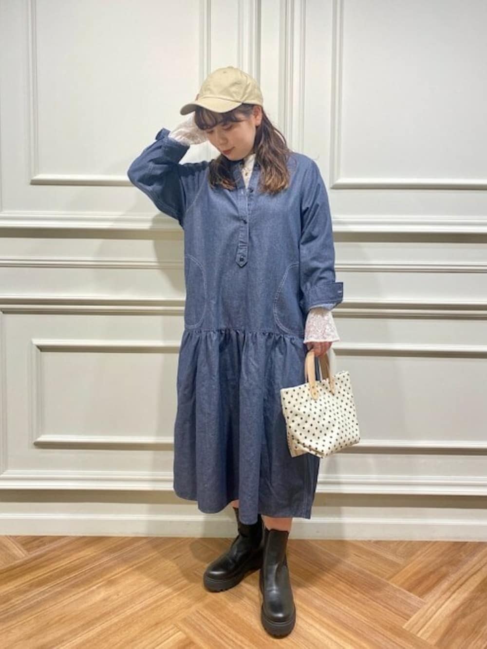 「ワンピース、大人カジュアル、シップス、SHIPS、春コーデ、チェルシーブーツ、キャップコーデ、ギャザーワンピース」｜「The Container Shopの【SHIPS any別注】The Container Shop: PVCラミネート WM トートバッグ◇（トートバッグ、ホワイト系）」を使った、工藤さん（レディース・156cm）の冬コーディネートの1枚目の写真