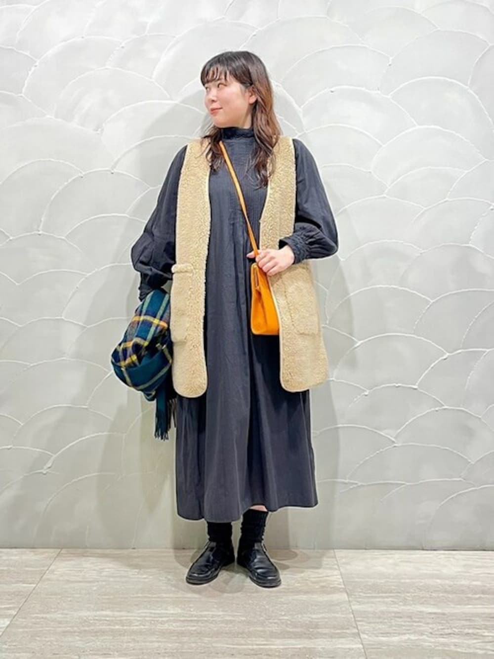 「ストール、レース、シャツワンピ、ジレ、ソックス、hashibami、FALKE、TWEED MILL、SHIPS any、シップスエニィ」｜「SHIPS anyのSHIPS any:〈ウォッシャブル〉バテン レース パフ シャツ ワンピース◇（ワンピース、ブラック系）」を使った、工藤さん（レディース・156cm）の冬コーディネートの1枚目の写真