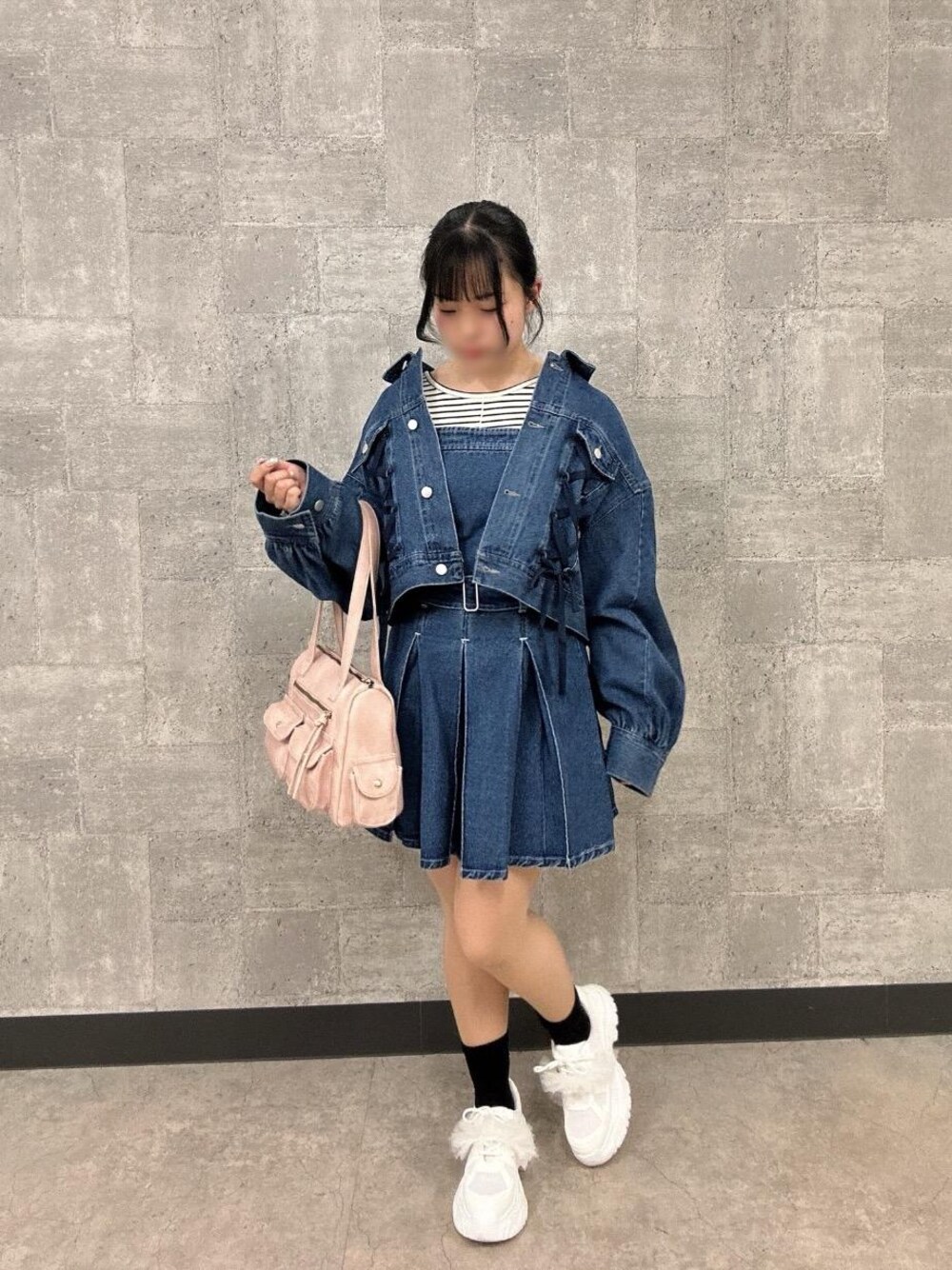 「スニーカー、デニム、カジュアル、デート、ガーリー、MAJESTIC LEGON、春コーデ、マジェスティックレゴン、骨格ストレート、イエベ春」｜「MAJESTIC LEGONのサイドレースアップGジャン（デニムジャケット、ブルー系）」を使った、ちひろさん（レディース・153cm）の冬コーディネートの1枚目の写真